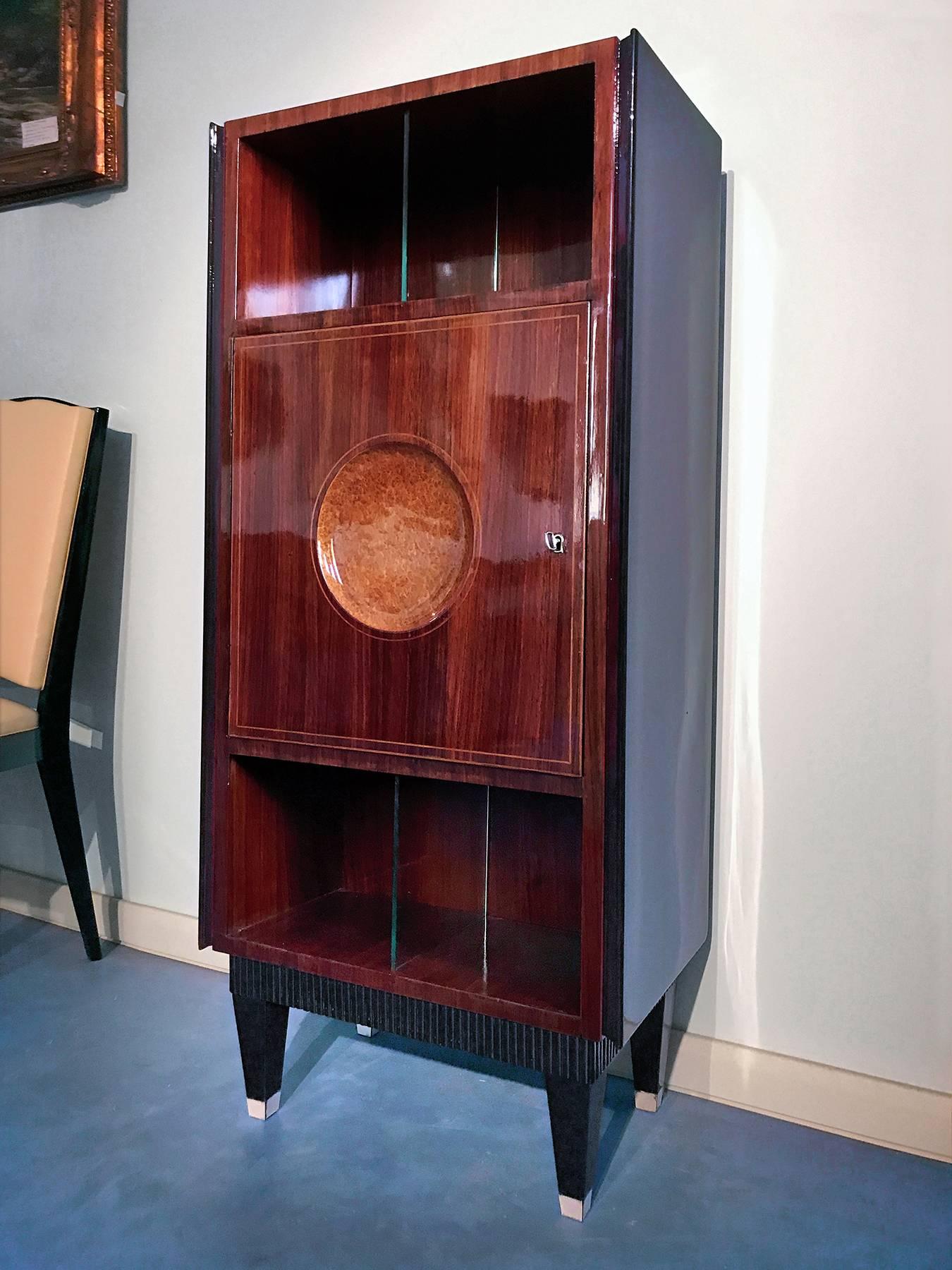 This so amazing cabinet with Secretaire of the 1950s is attributable to the design of Paolo Buffa.
The external structure is refinished with glass dividers and parchment feet.
Its aesthetic uniqueness is given by the central door decorated with a