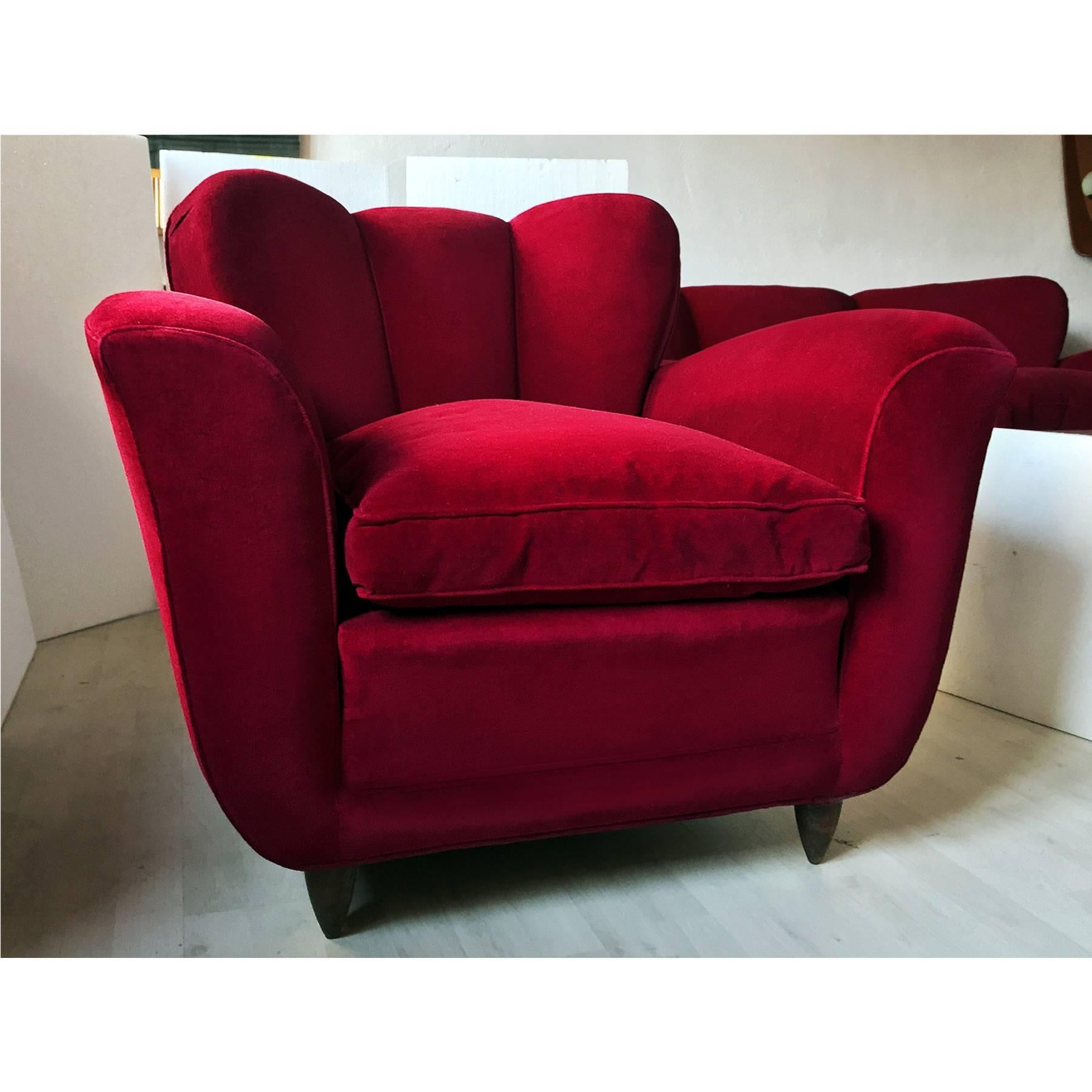 Very stylish and extremely comfortable Italian pair of armchairs with winged backs, design attributable to Guglielmo Ulrich in the 1950s.
They are upholstered in a gorgeous deep scarlet red velvet original of the period, preserved in excellent