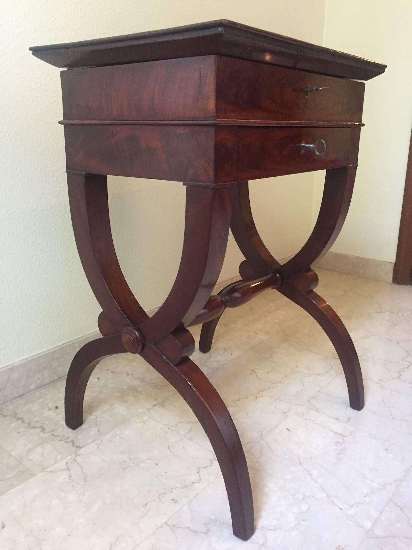 French Antique Mahogany Work Table, Restauration 1830 In Excellent Condition For Sale In Traversetolo, IT