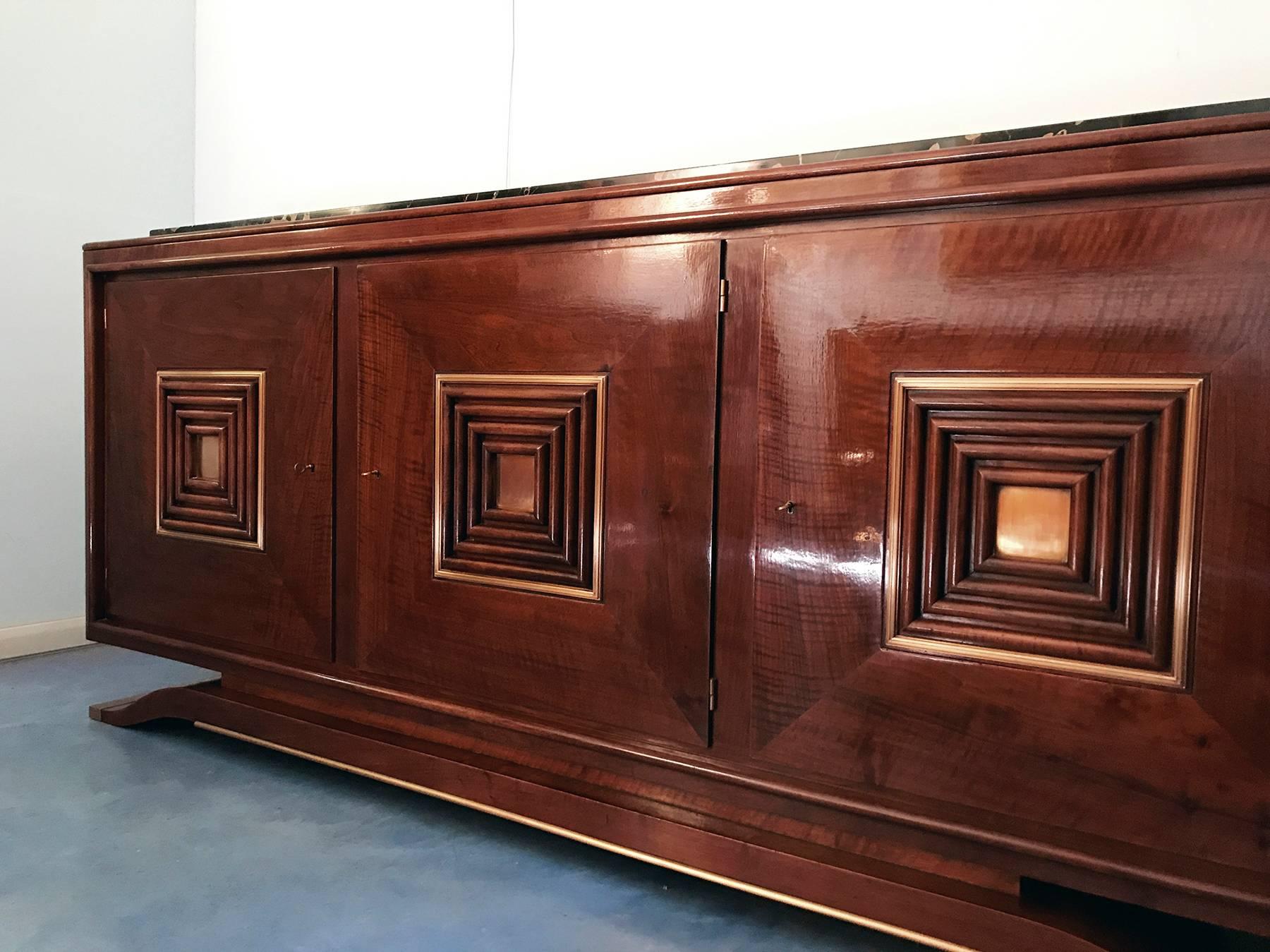 French Art Deco Walnut Sideboard in the Style of Maxime Old, 1940s In Excellent Condition In Traversetolo, IT