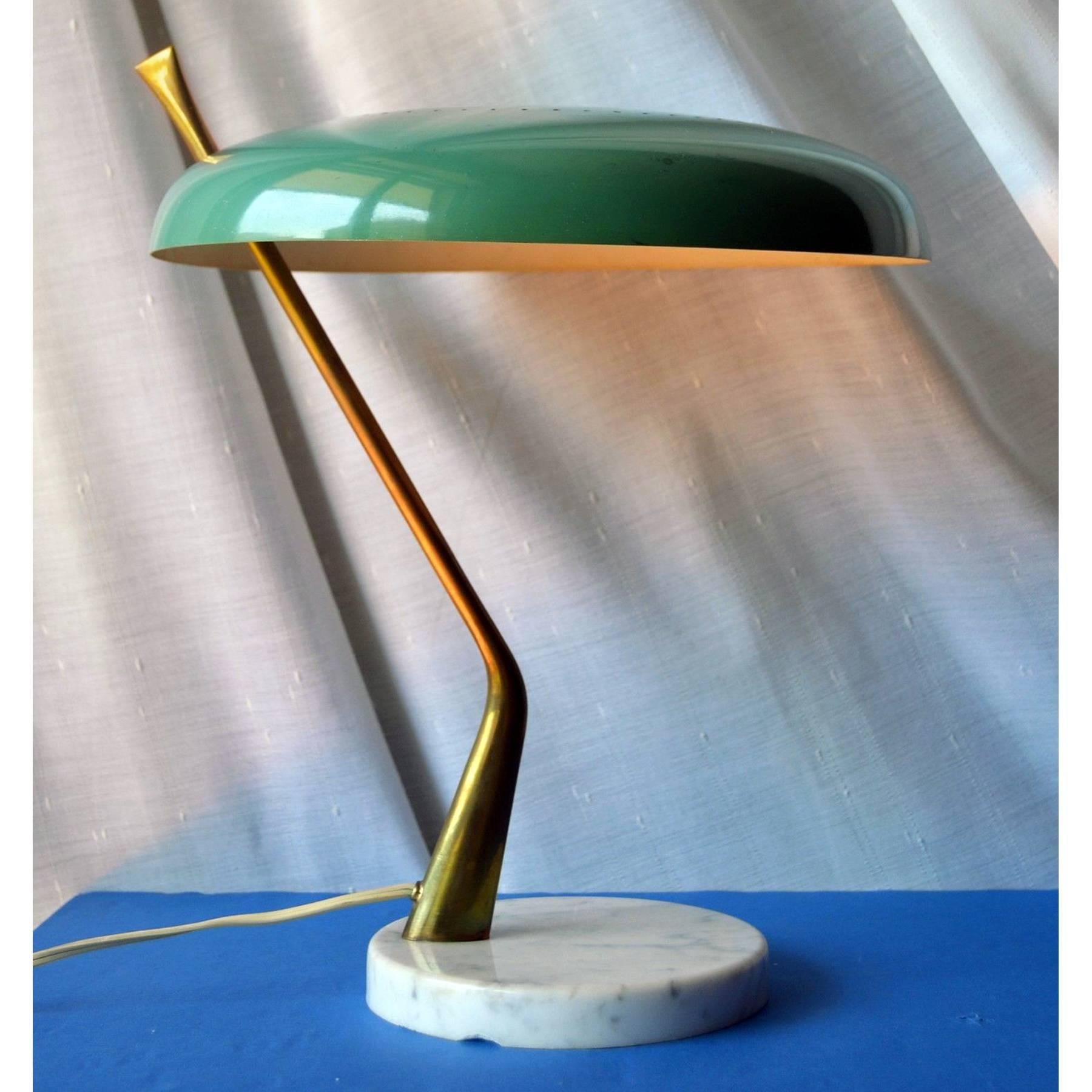 Stylish Italian desk or table lamp of the 1950s by Lumen.
The lacquered aluminium diffuser has its original and splendid green sage color, mounted on brass stem by unusual sculpted shape, finished with thick bevelled white marble base.
It's in