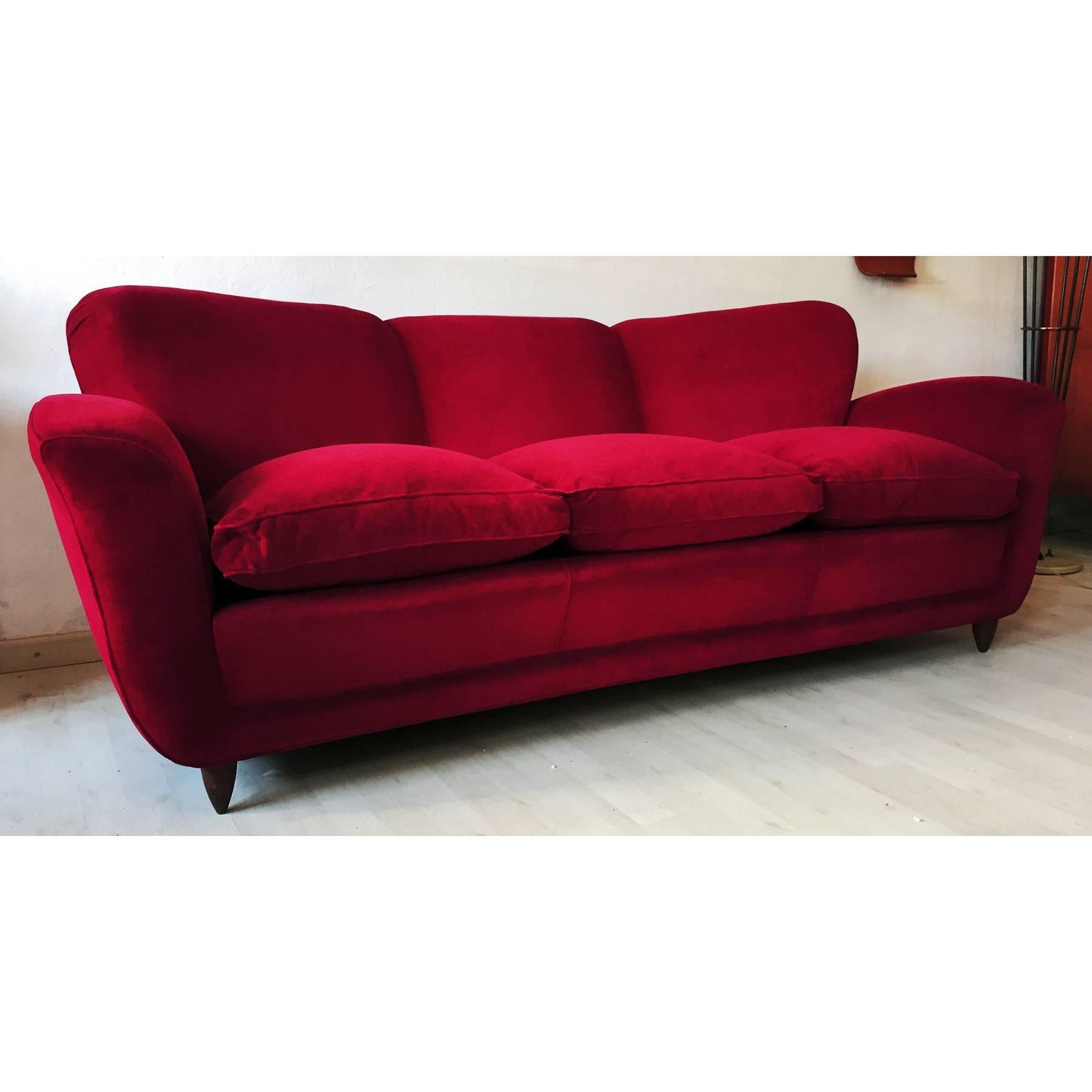 Italian large Sofa in red Velvet attributable to Guglielmo Ulrich, 1950s In Excellent Condition In Traversetolo, IT