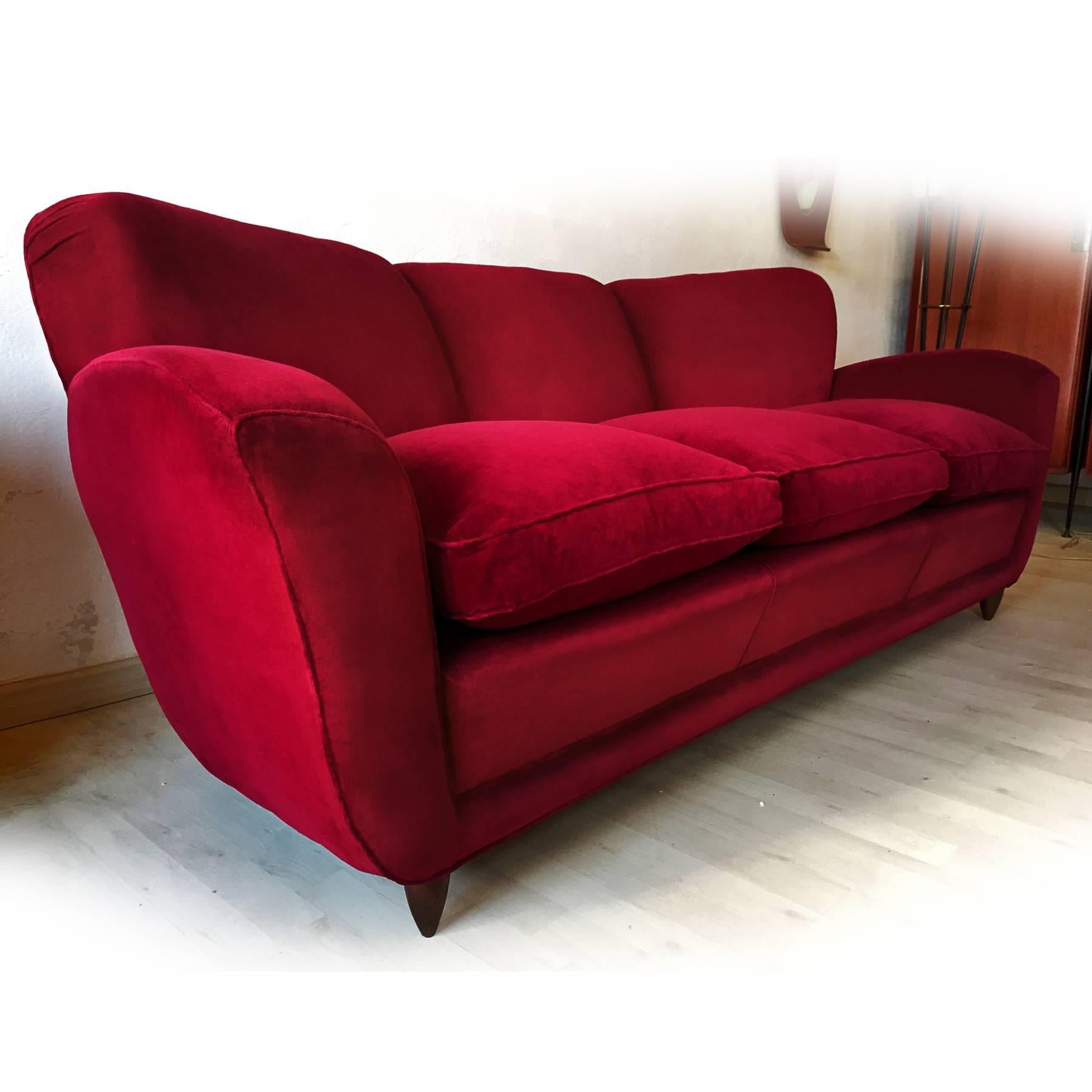 Mid-20th Century Italian large Sofa in red Velvet attributable to Guglielmo Ulrich, 1950s