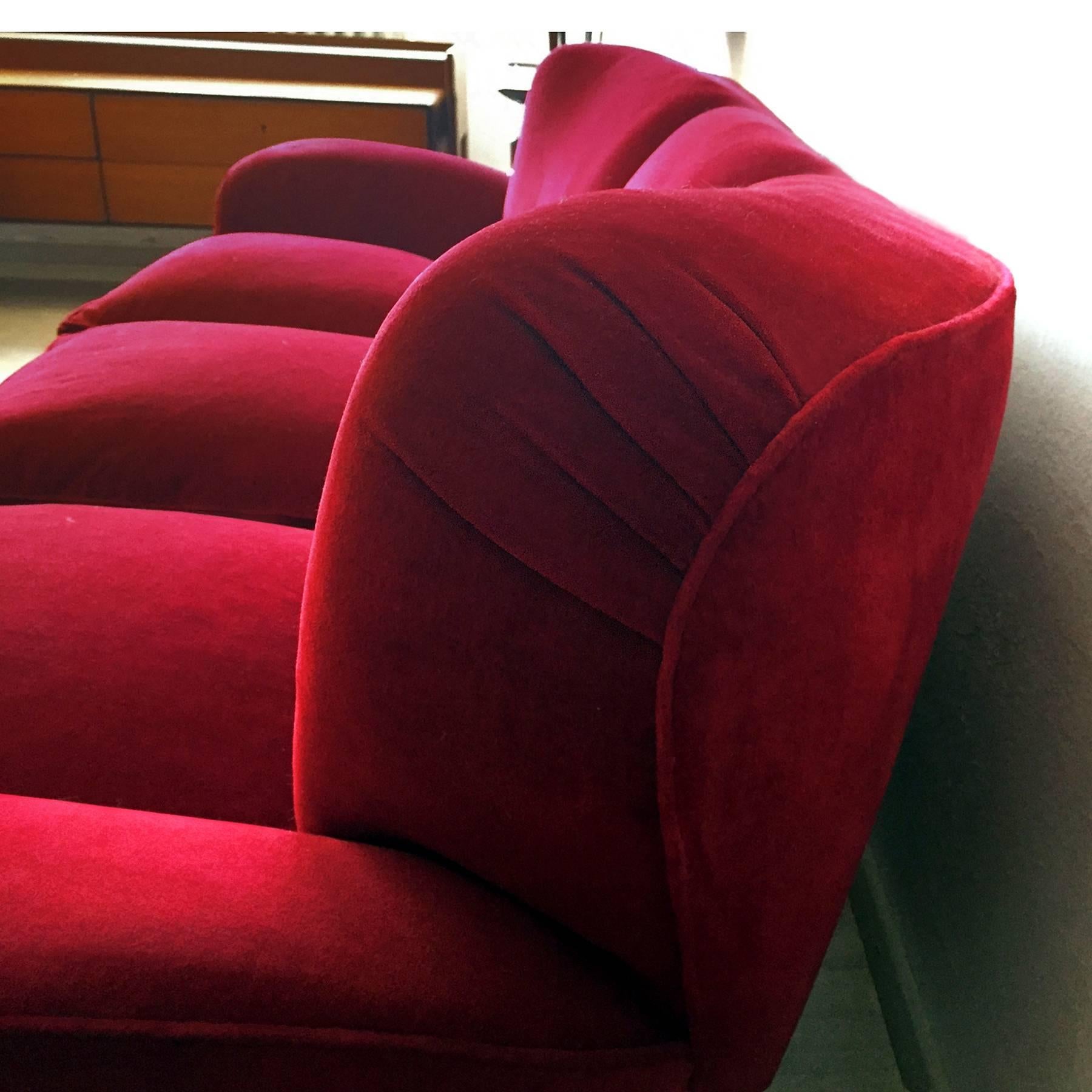 Italian large Sofa in red Velvet attributable to Guglielmo Ulrich, 1950s 4