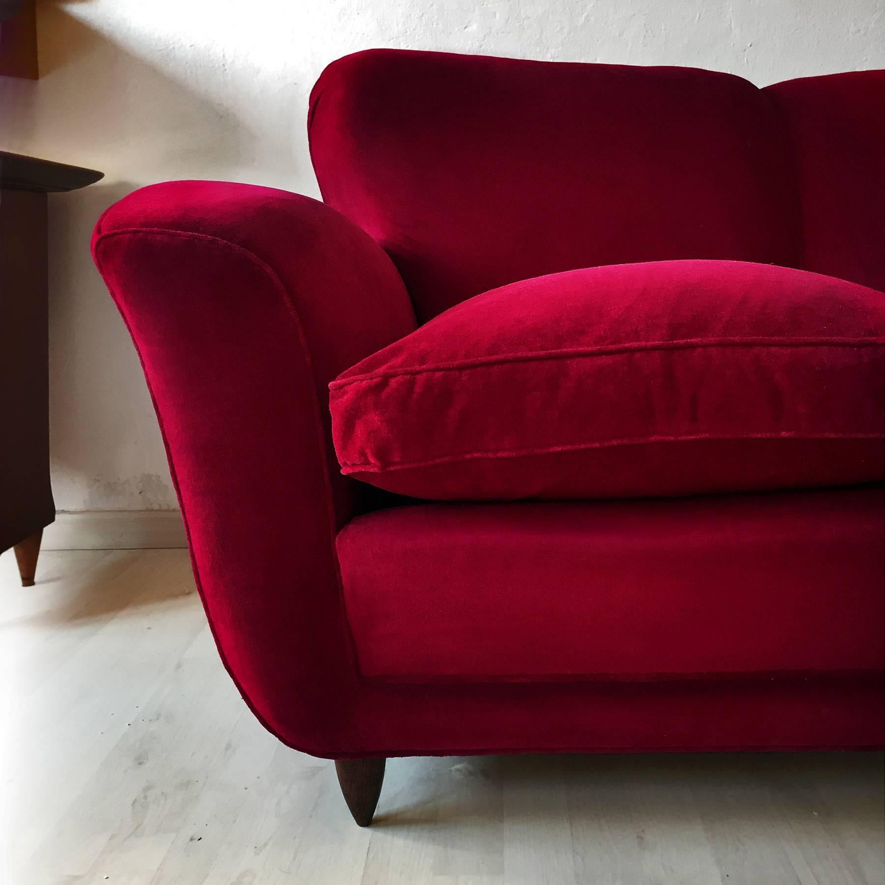 Mid-Century Modern Italian large Sofa in red Velvet attributable to Guglielmo Ulrich, 1950s