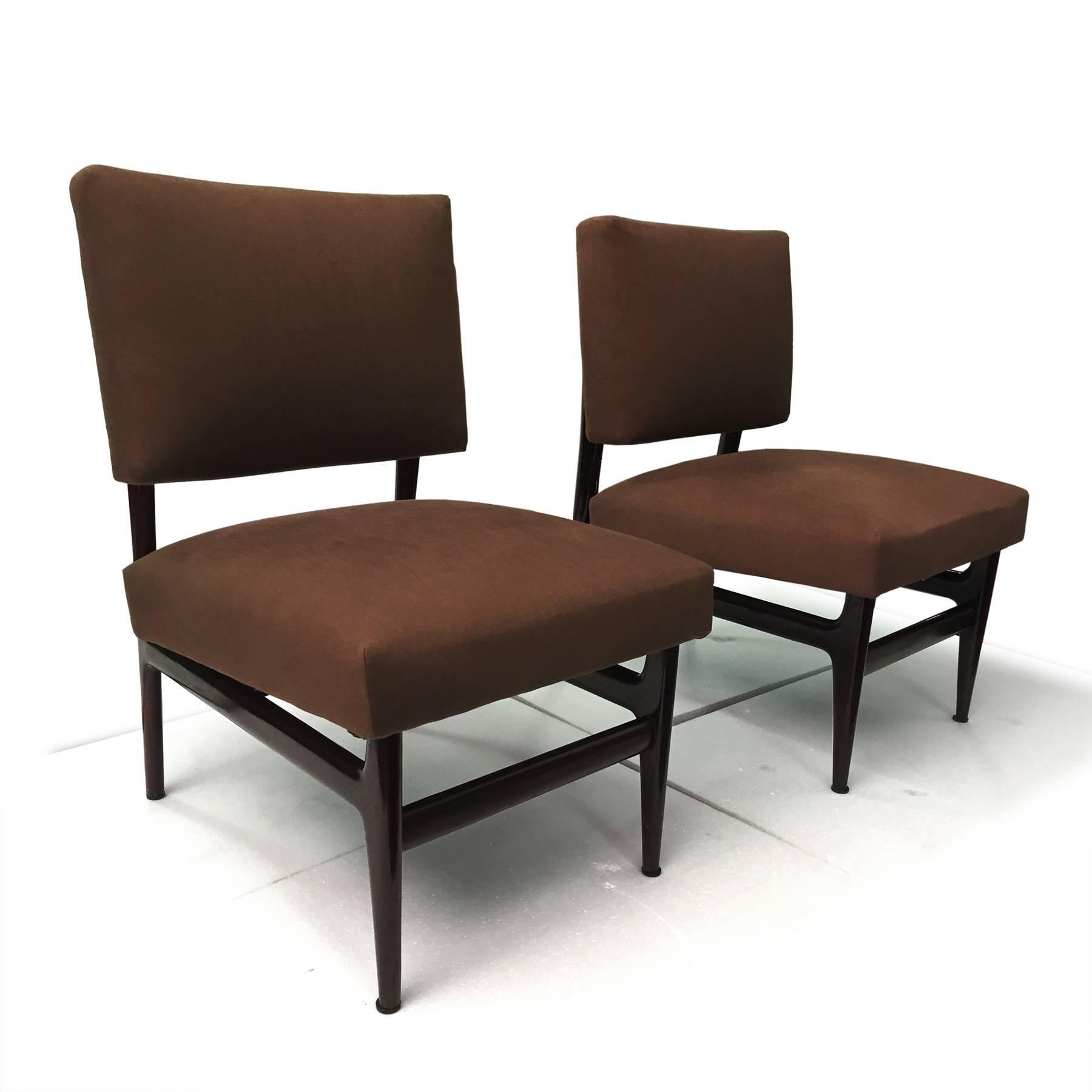 Very elegant and comfortable pair of Italian armchairs, designed and manufactured by Vittorio Dassi in 1950s.
The seats are covered in brown cotton fabric, in excellent conditions of the period without damages and or fabric rips, as well the springs