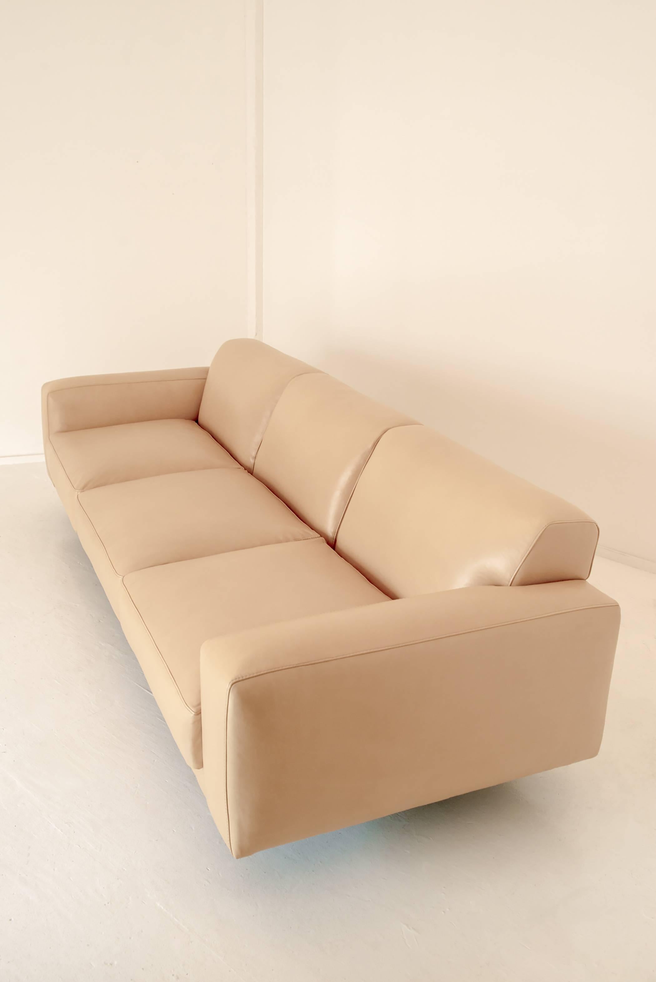 Zeitgenössisches Flora-Sofa aus Rohrleder mit Untergestell aus weißer Eiche (Moderne) im Angebot