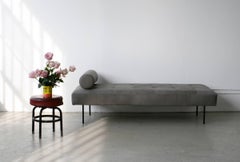 Panchina contemporanea Goddard in pelle grigia con gambe in acciaio