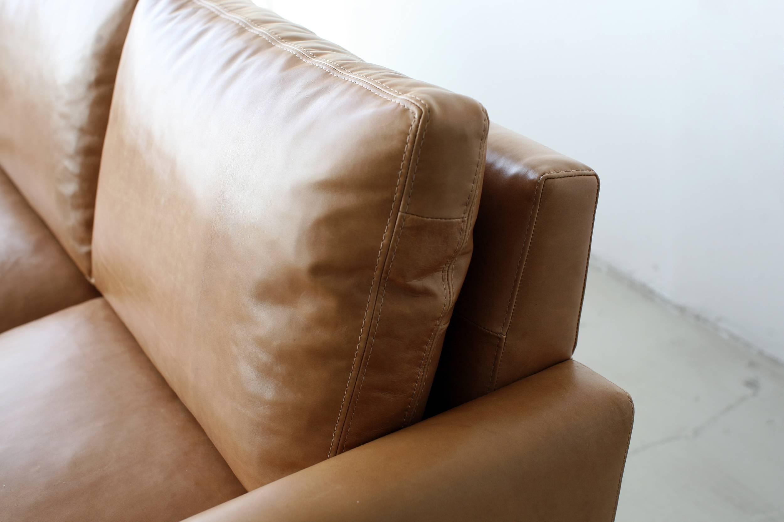 Zeitgenössisches Medium Standard-Sofa aus schwarzem Leder mit Messingfuß im Angebot 1