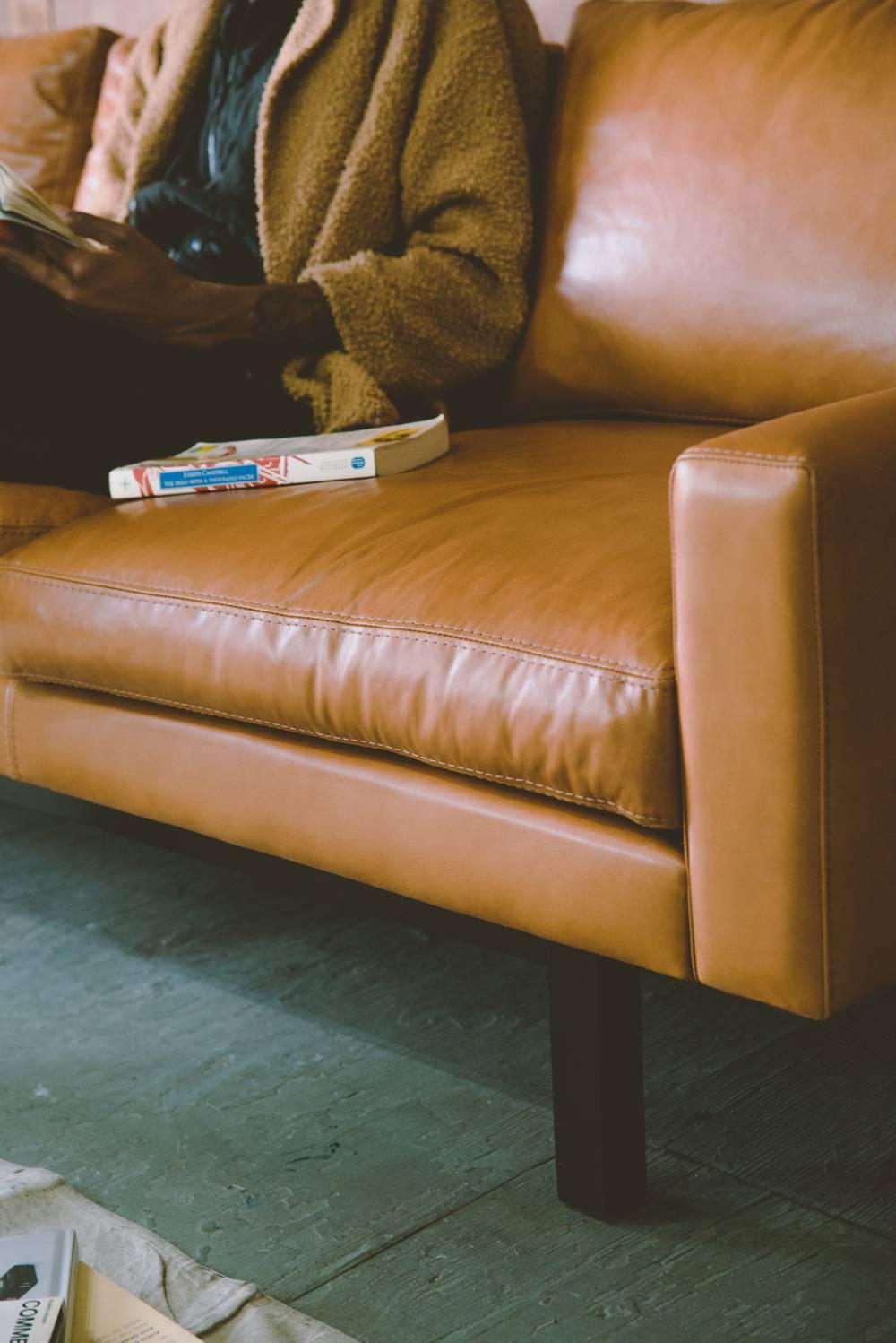 Zeitgenössisches Medium Standard-Sofa aus Karamellleder mit Untergestell aus Nussbaumholz (amerikanisch) im Angebot