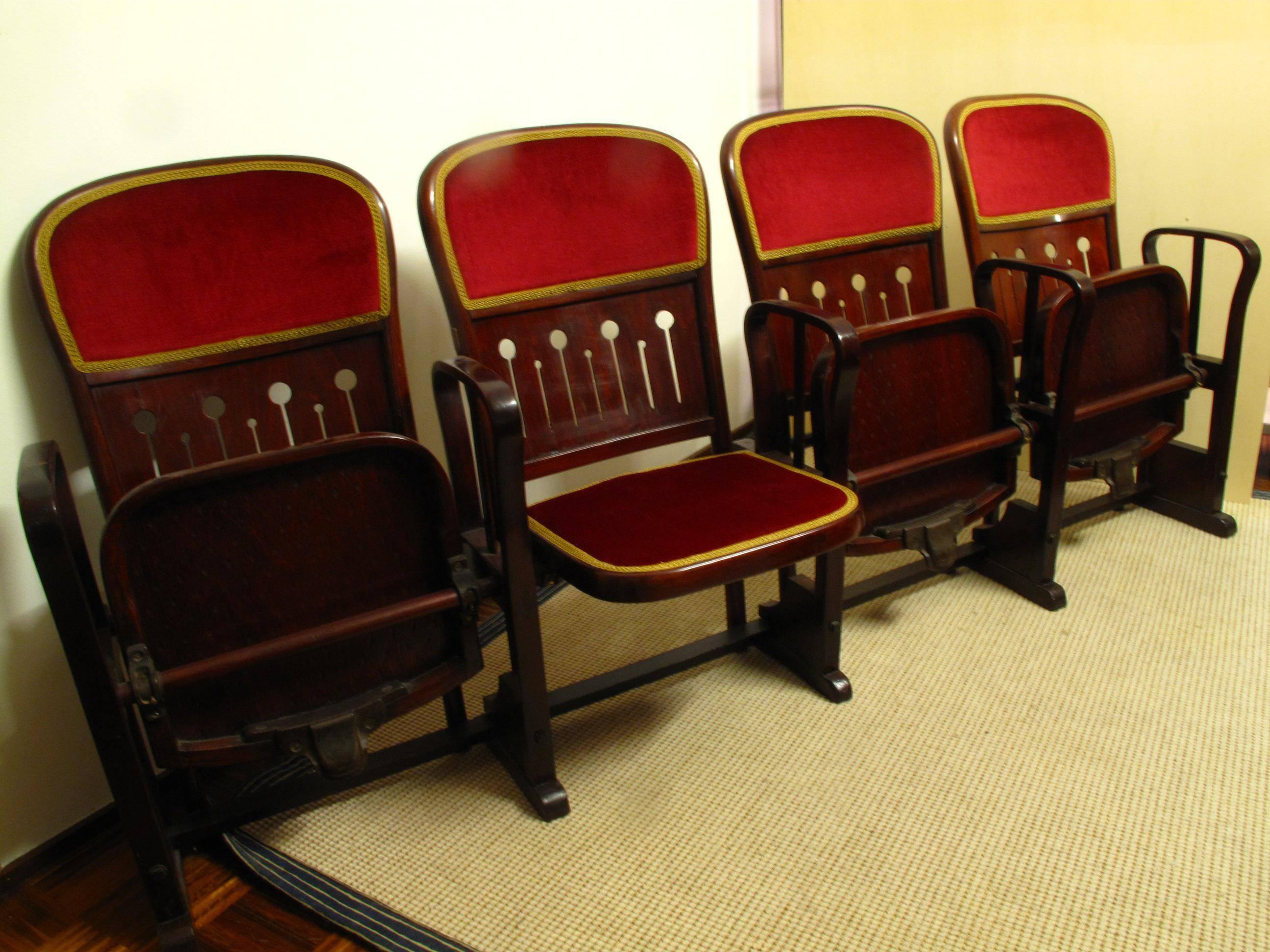 Row of Four Bentwood Viennese Theatre Chairs by Thonet, circa 1907 In Good Condition For Sale In Casale Monferrato, Alessandria Piedmont