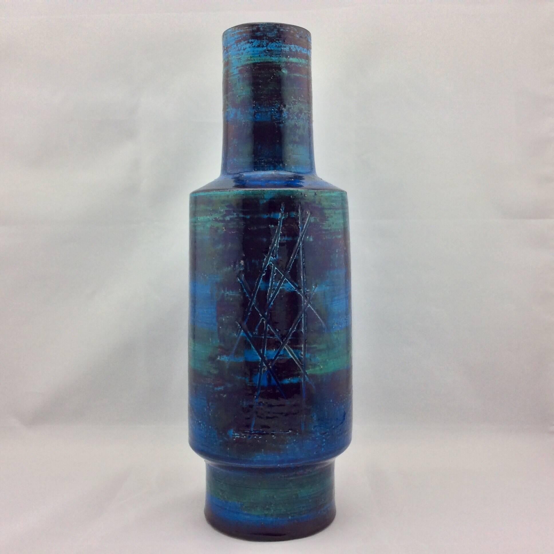 Large and stunning Italian vase designed by Aldo Londi for Bitossi and imported by Raymor. This exceptional piece is pre 1959. The design/décor is called abstract and the color is Persian Blu.
One very small chip that is barely noticeable, and