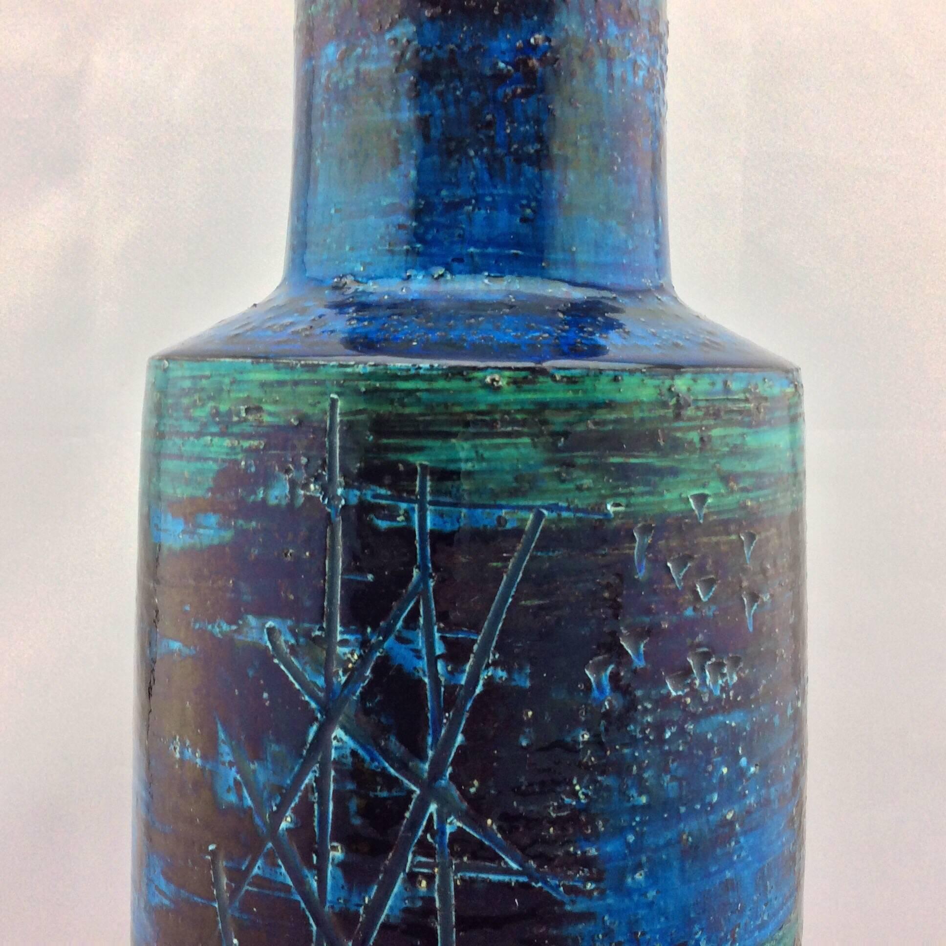 Abstract Decor Vase in Persian Blu by Aldo Londi Bitossi, Imported by Raymor In Good Condition In Marietta, GA