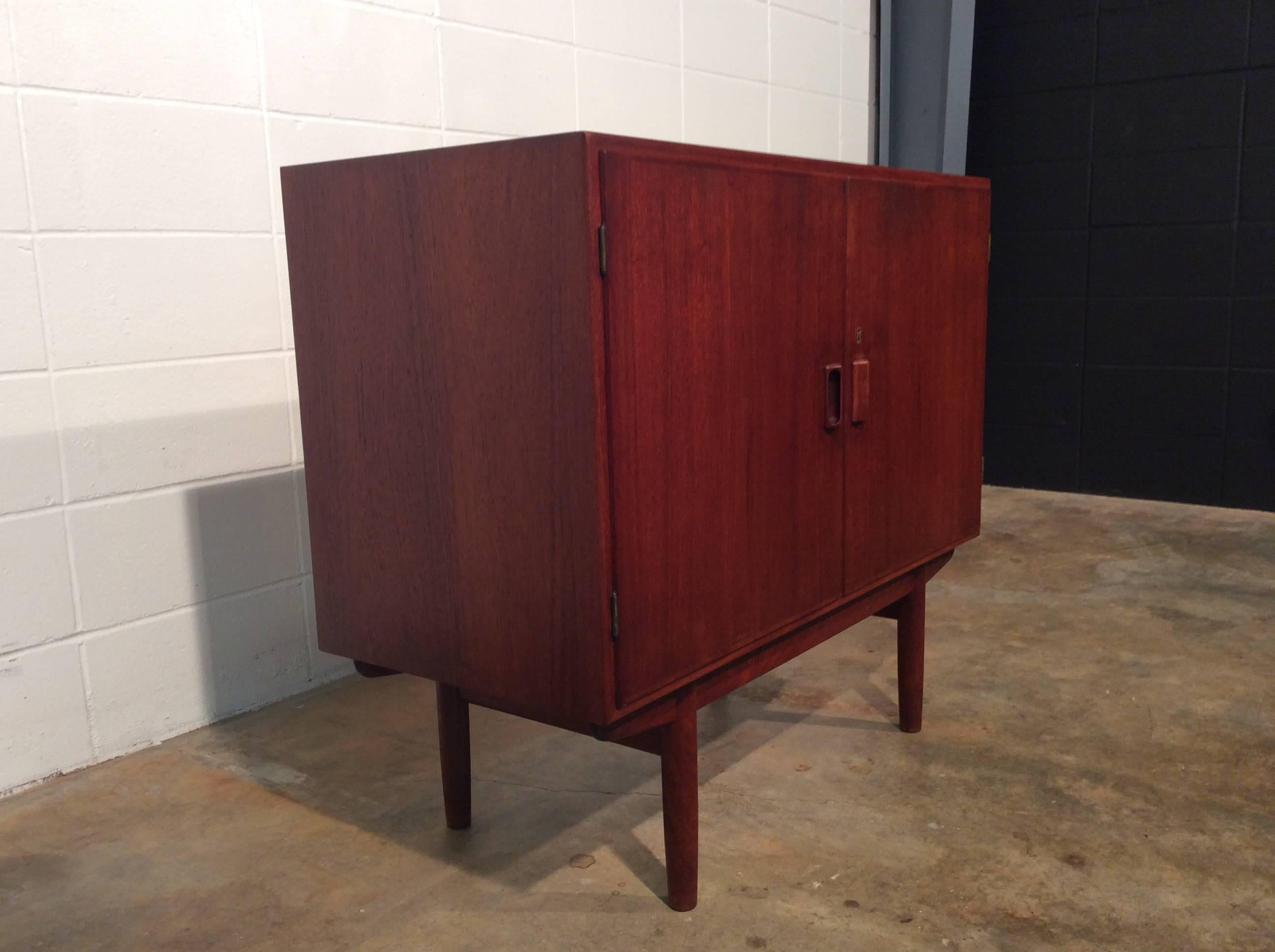 Early 1953 Danish modern teak locking (key is included) liquor cabinet designed by Børge Mogensen for Soborg Mobelfabrik. Bottle and decanters can be stored on the bottom left shelf with still three shelves for glasses and bar tools.
No known