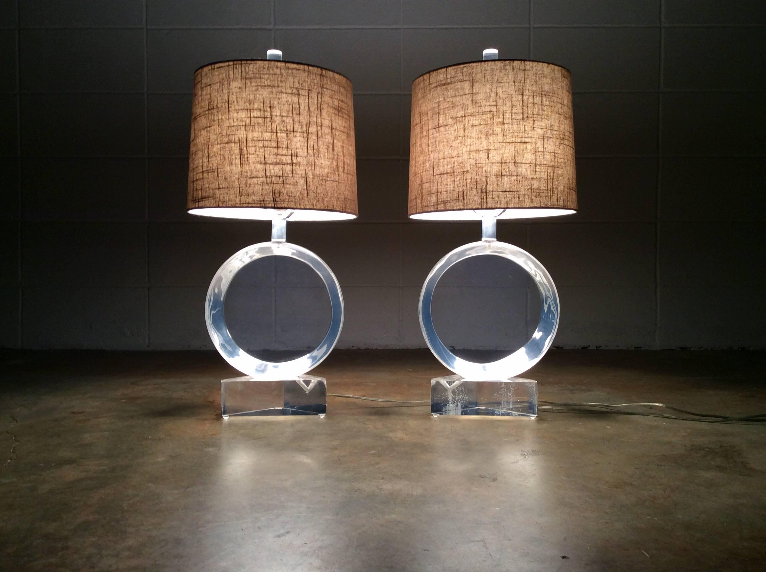 Stunning pair of 1980s sculpted Lucite table lamps signed by Van Teal. Hivo Van Teal is known for exceptional works of art and design in sculpted Lucite. These table lamps are no exception. The lamps are still very clear with only very minimal wear.