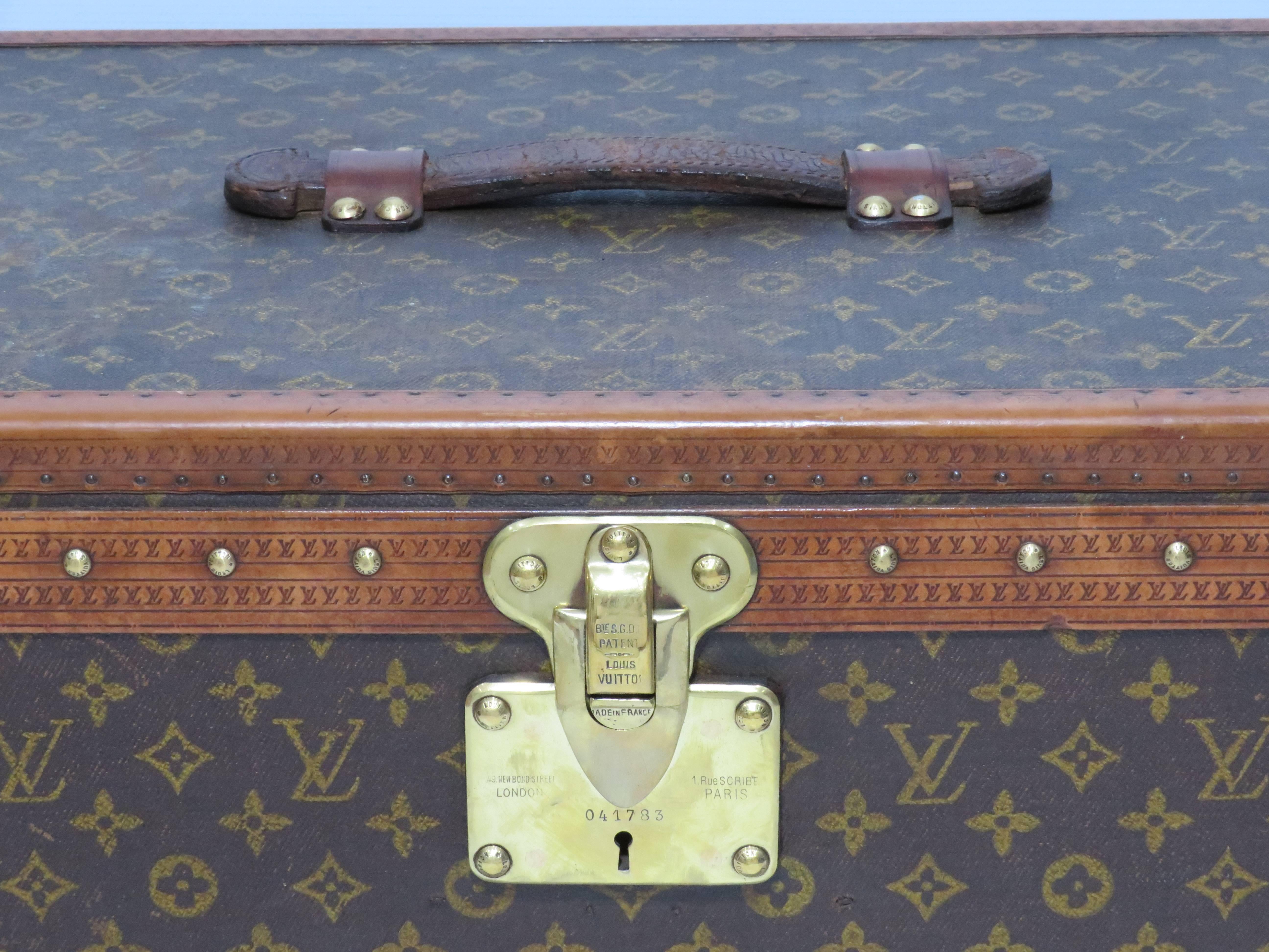 For sale an antique Louis Vuitton Double Hatbox in monogram canvas with stamped LV Lozine and brass hardware. In really good condition as it can be appreciated from the photos.

 