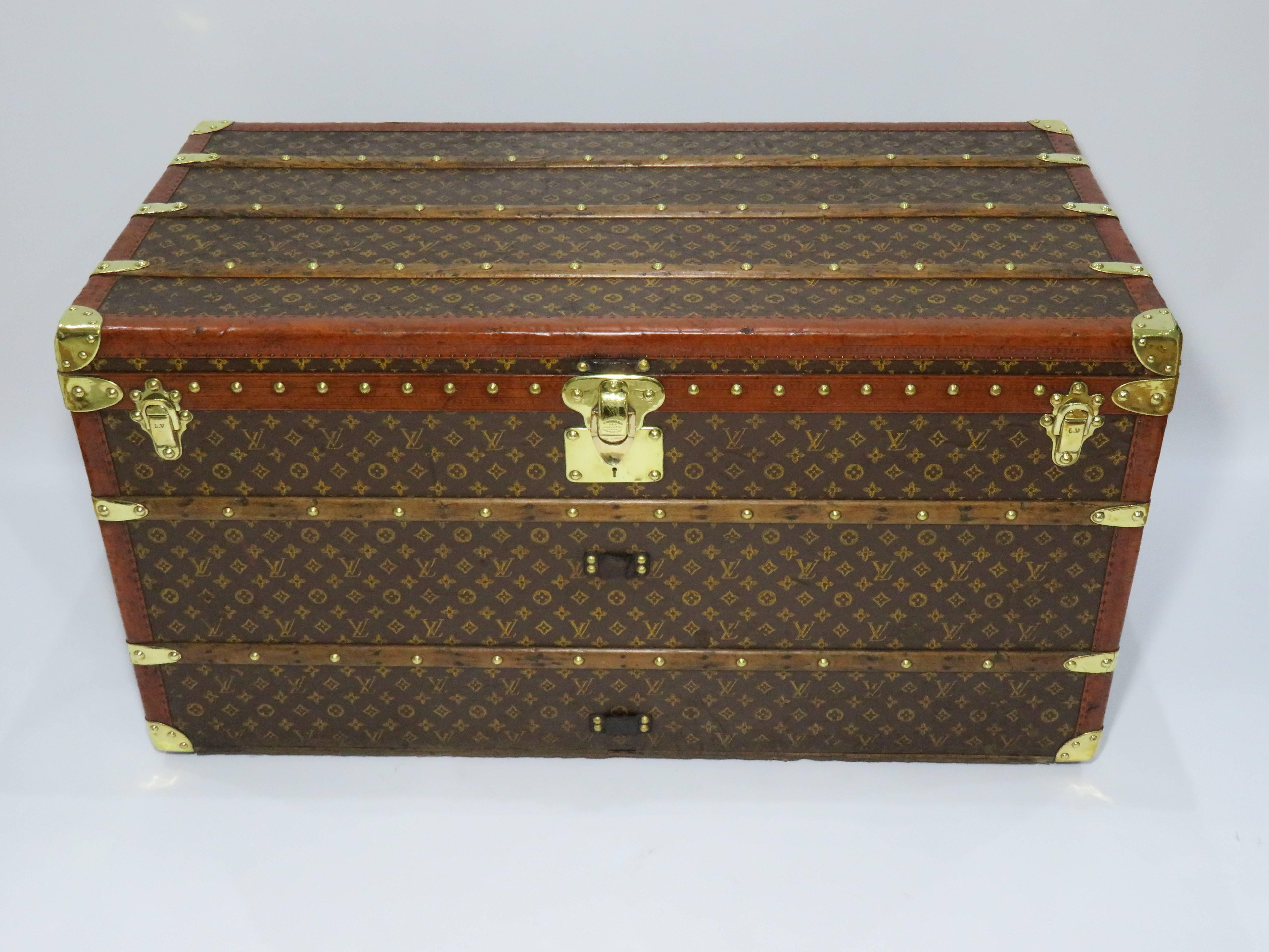 Courier Louis Vuitton trunk in very good condition, made in 1920s and finished in monogram canvas, brass hardware and lozine.

Comes with complete interior and with the initial "H" and number "5" on both sides.

Dimensions are