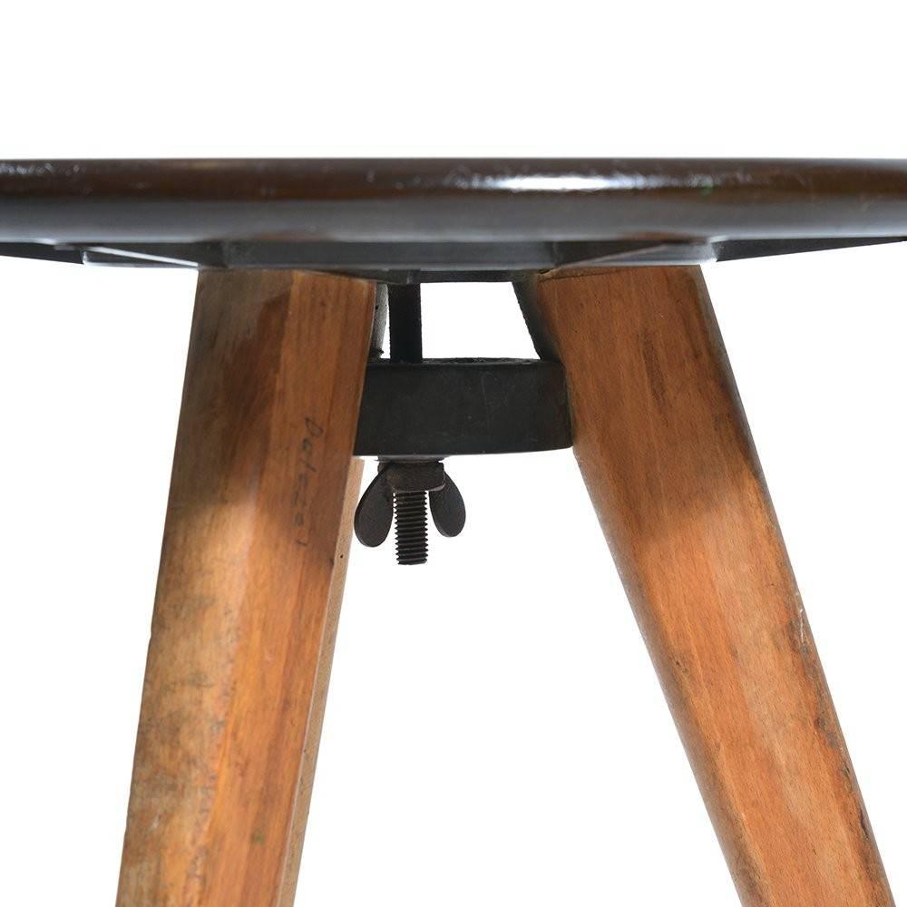 Midcentury Tripod Stool in Bakelite and Wood, Czechoslovakia, circa 1960 In Good Condition In Zohor, SK