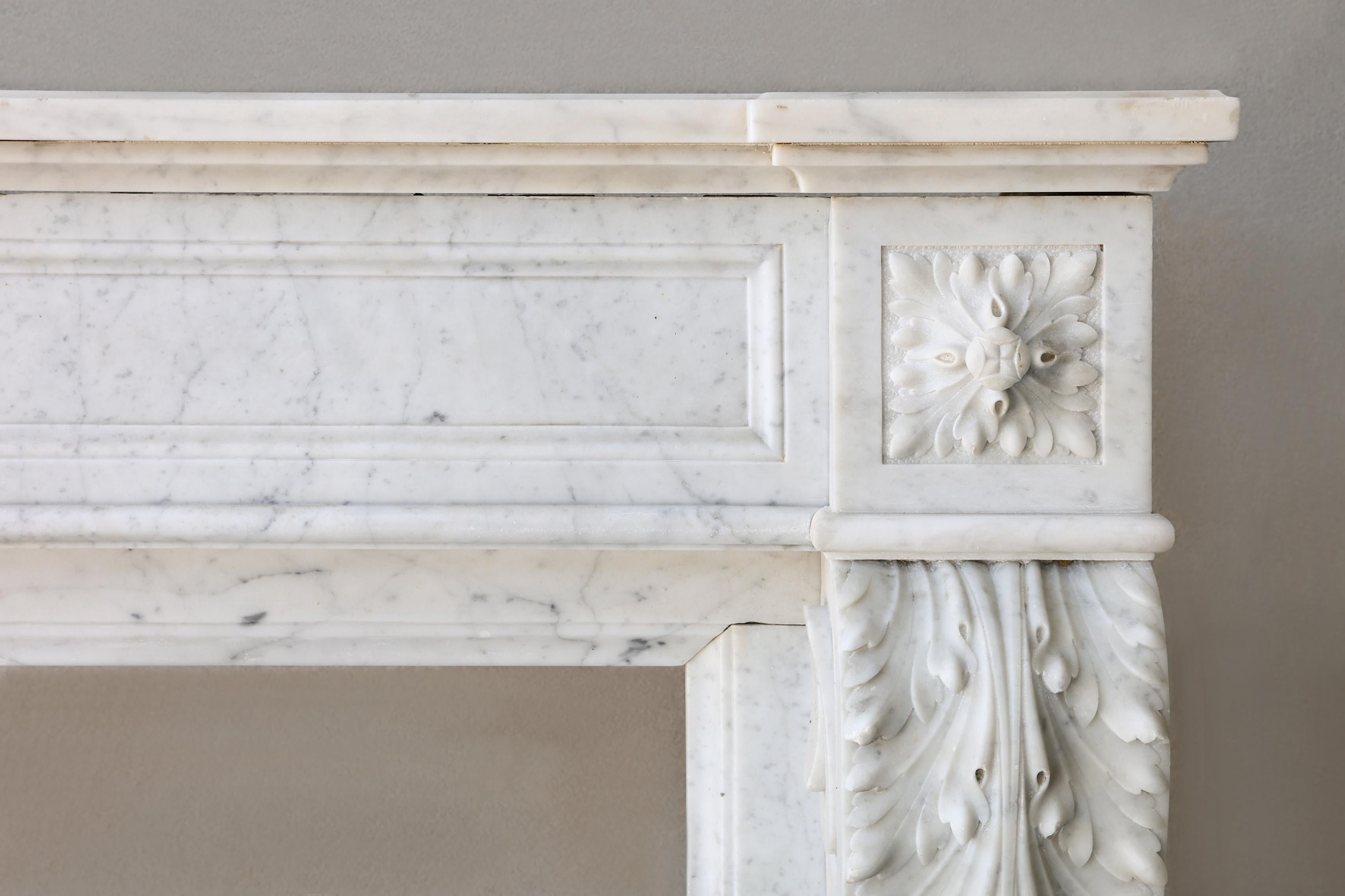 Francese Caminetto antico in marmo di carrara, stile Luigi XVI, XIX secolo in vendita