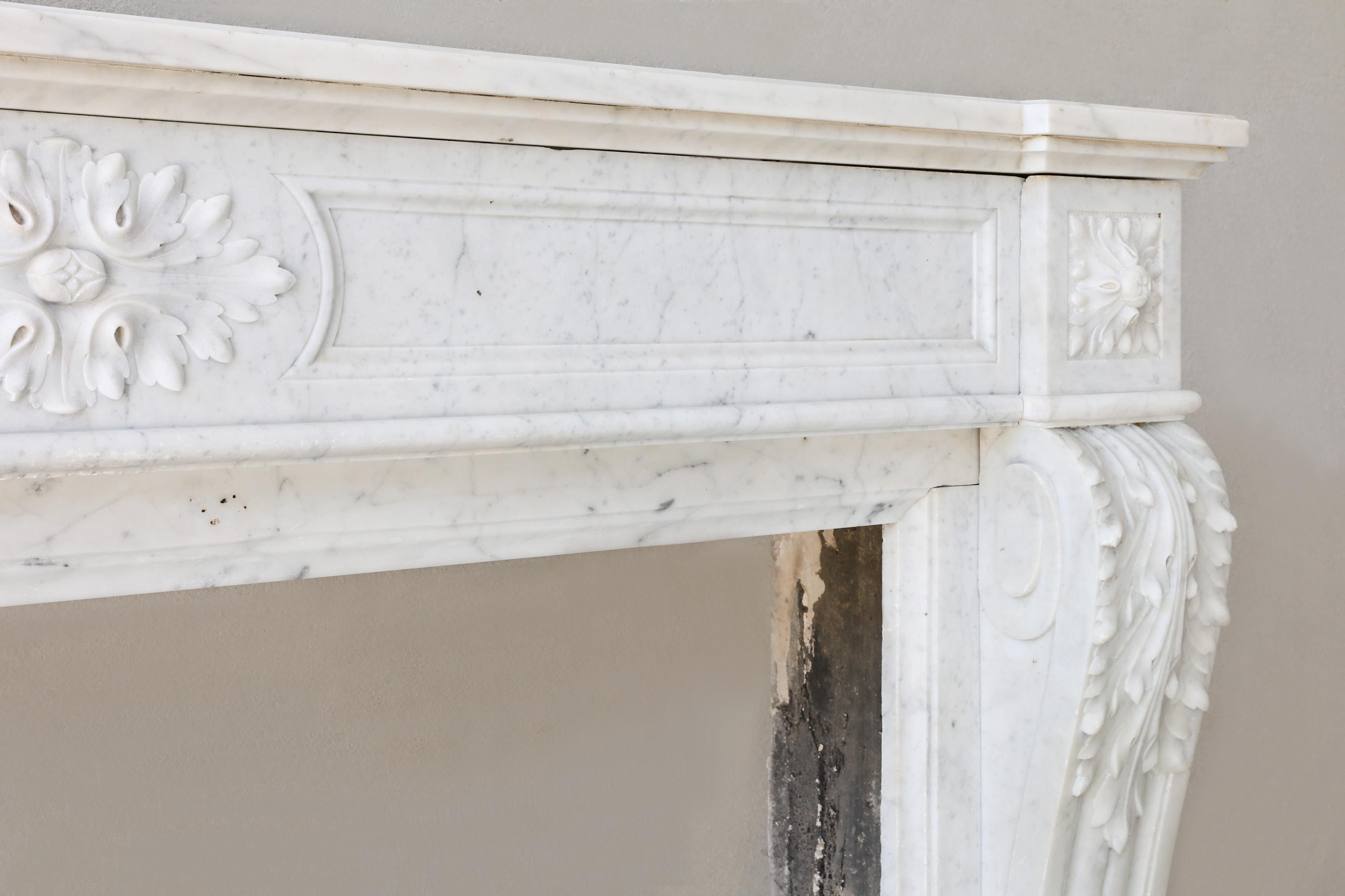 Caminetto antico in marmo di carrara, stile Luigi XVI, XIX secolo In condizioni buone in vendita a Made, NL