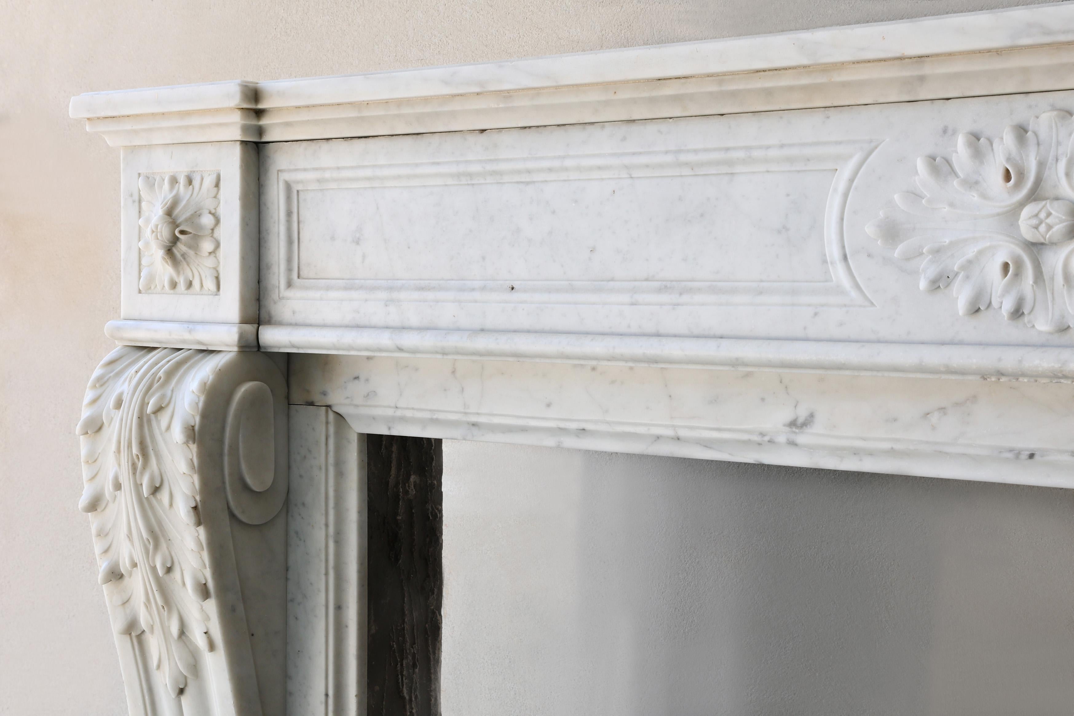 Caminetto antico in marmo di carrara, stile Luigi XVI, XIX secolo in vendita 1