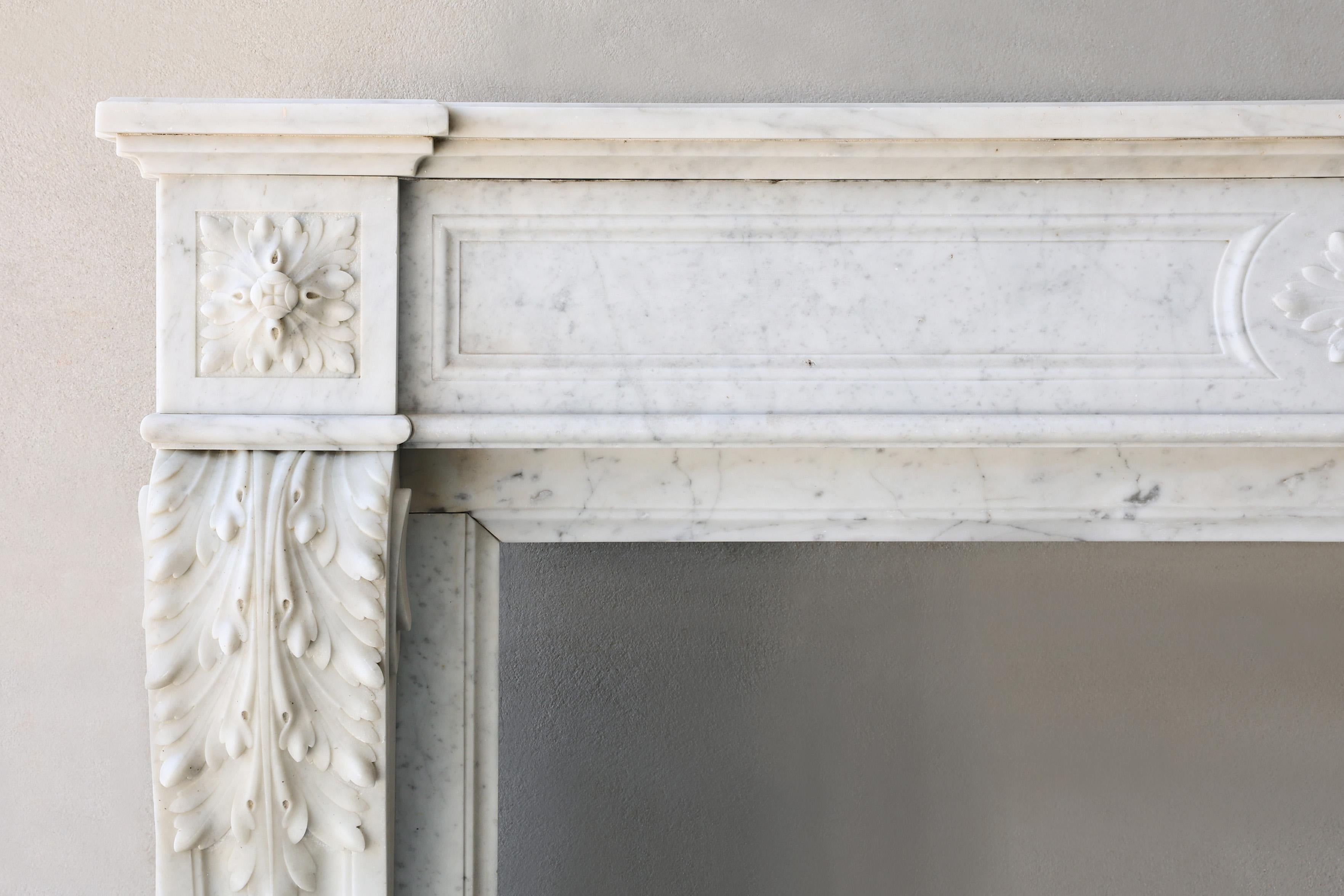 Marmo Caminetto antico in marmo di carrara, stile Luigi XVI, XIX secolo in vendita