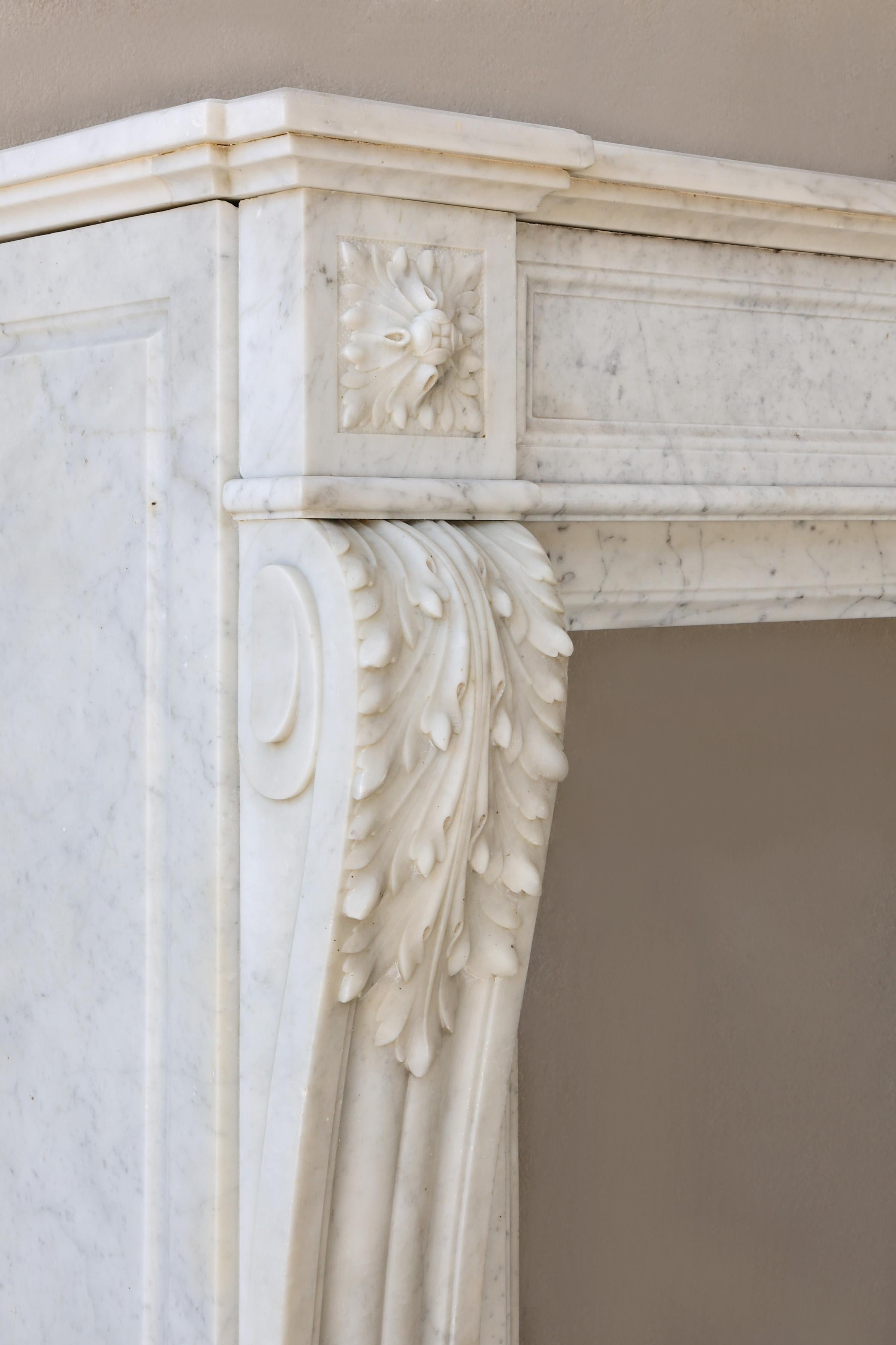 Caminetto antico in marmo di carrara, stile Luigi XVI, XIX secolo in vendita 7