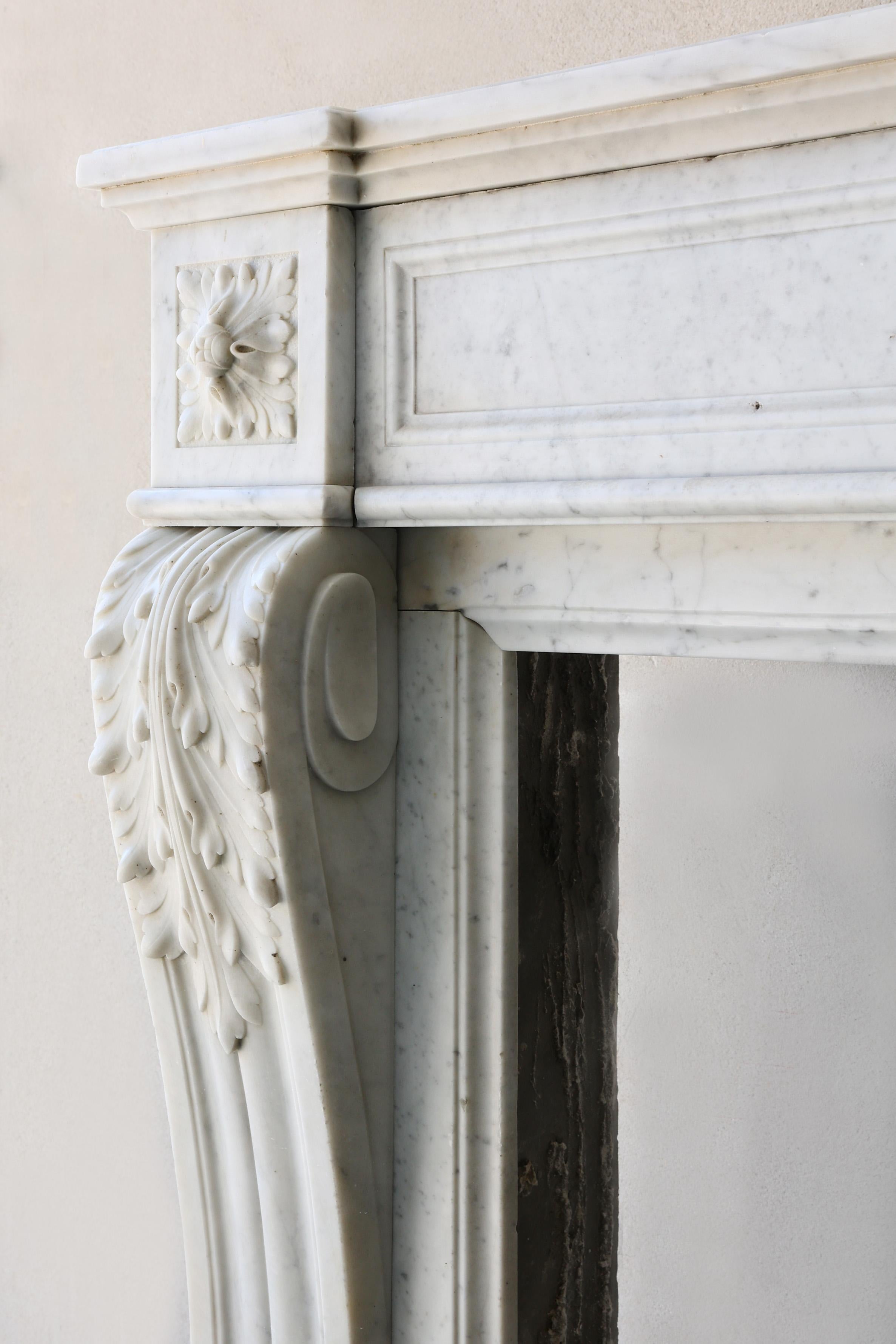 Caminetto antico in marmo di carrara, stile Luigi XVI, XIX secolo in vendita 6