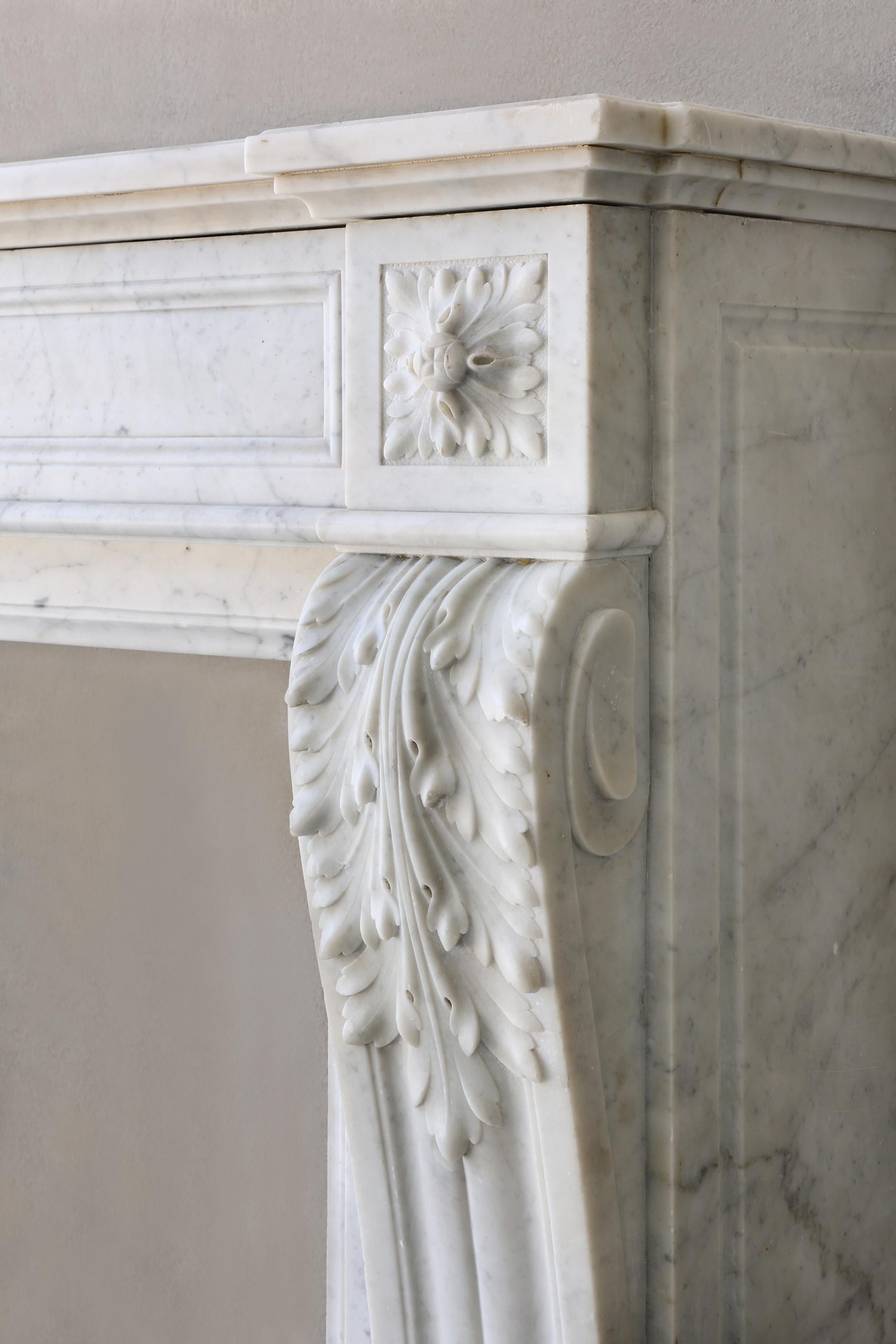 Caminetto antico in marmo di carrara, stile Luigi XVI, XIX secolo in vendita 3