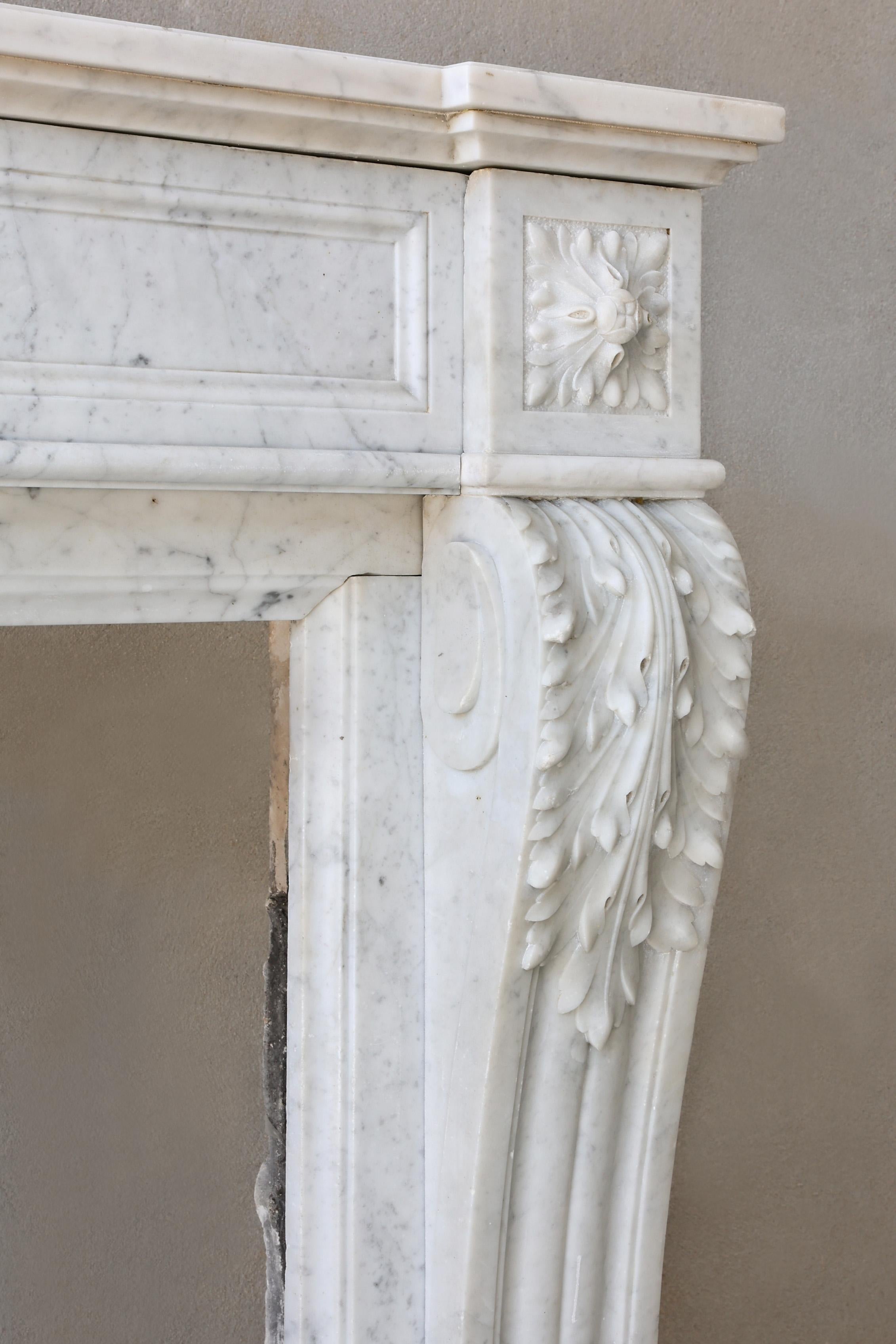 Caminetto antico in marmo di carrara, stile Luigi XVI, XIX secolo in vendita 4
