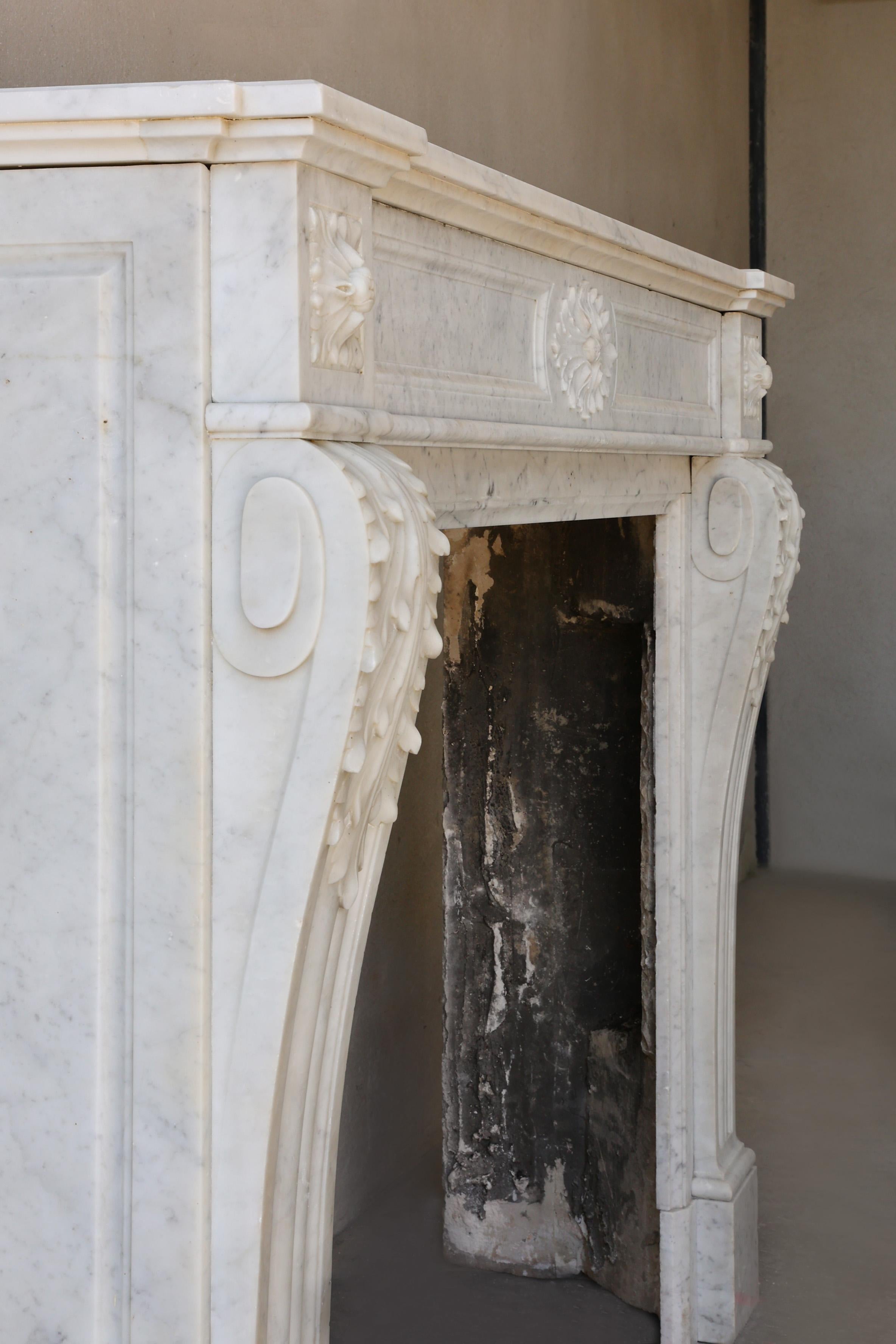 Caminetto antico in marmo di carrara, stile Luigi XVI, XIX secolo in vendita 8