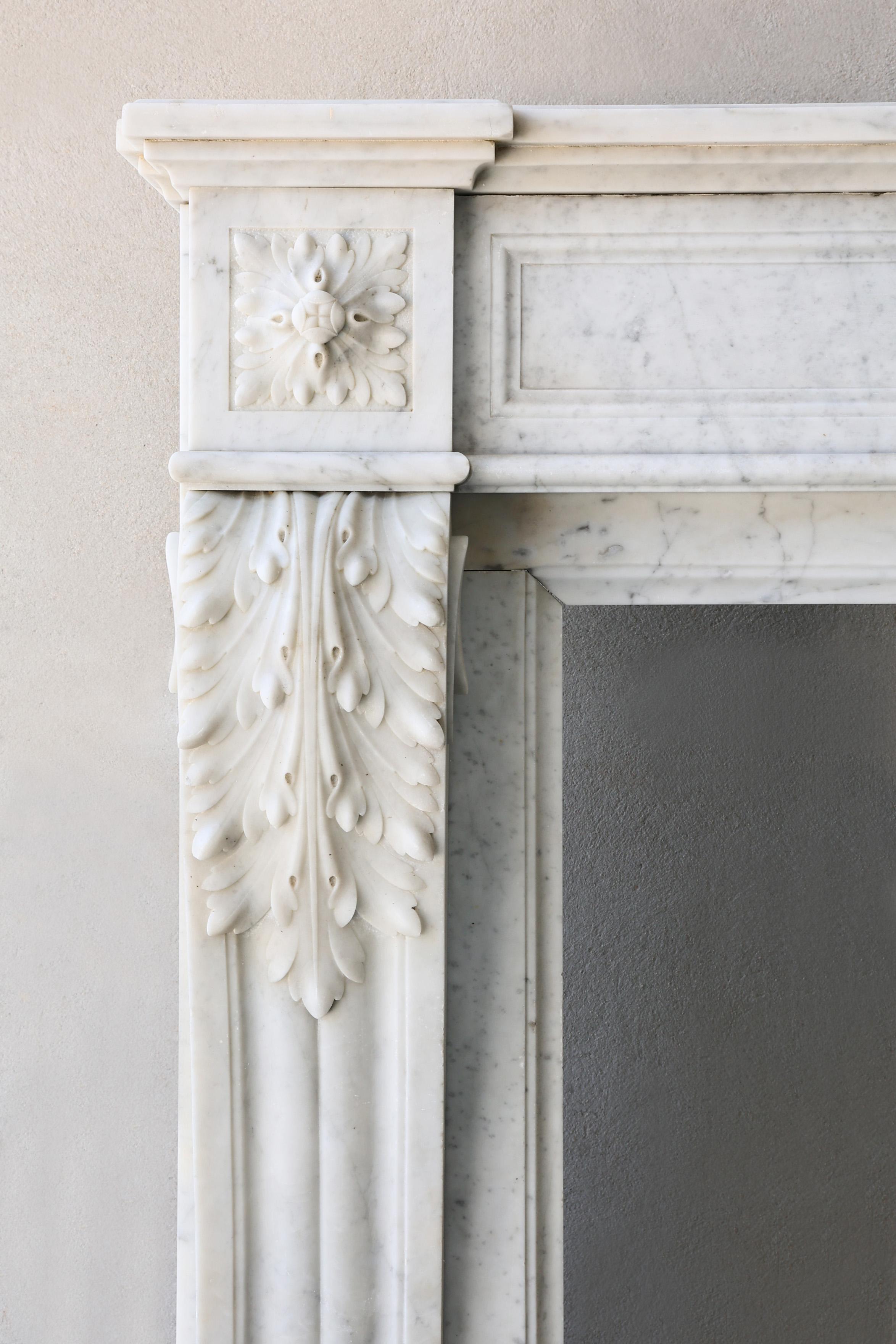 Caminetto antico in marmo di carrara, stile Luigi XVI, XIX secolo in vendita 5