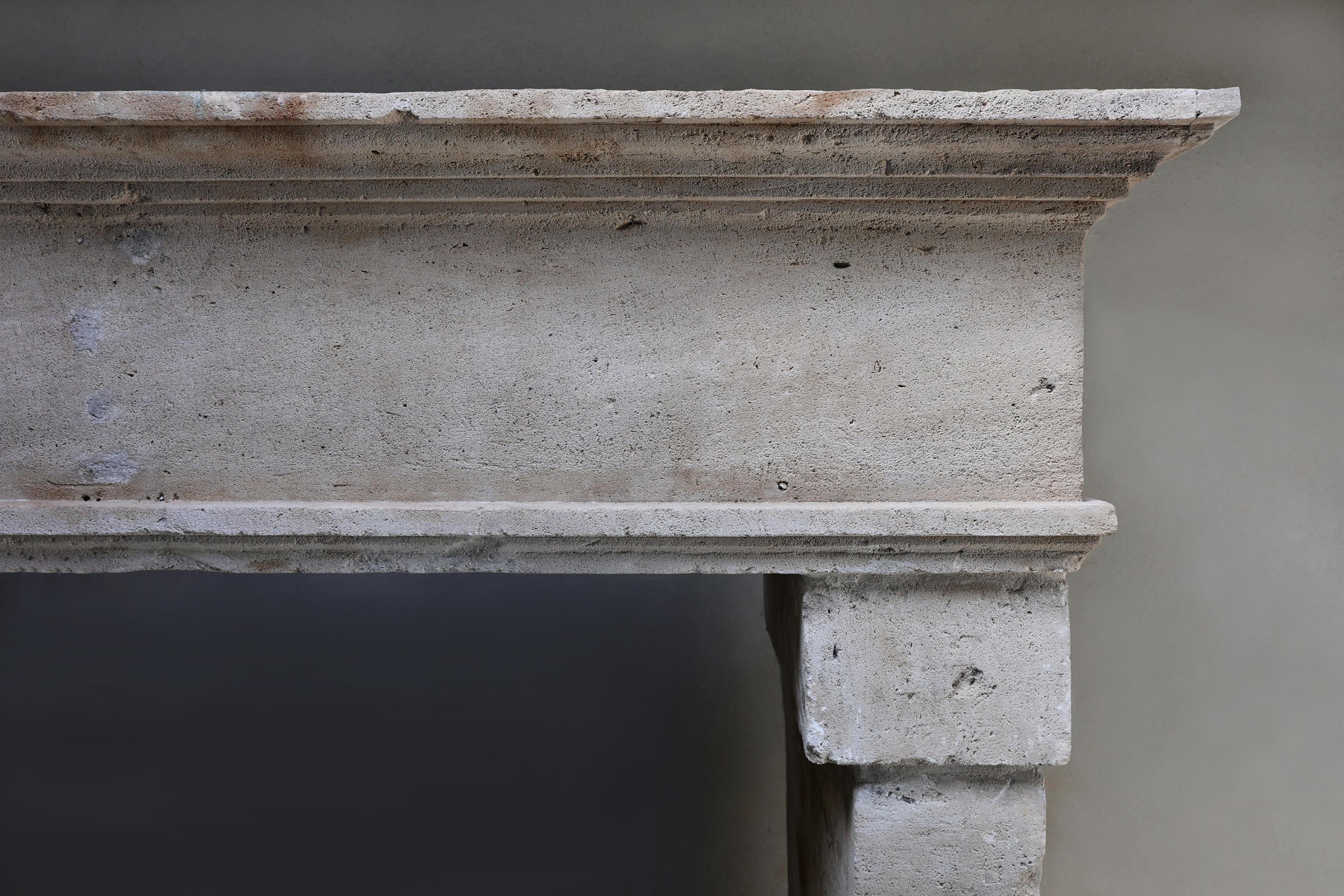 Camino antico del XIX secolo in stile Luigi XIII, realizzato in autentica pietra calcarea francese. Questo caminetto robusto, dall'eleganza sobria e dalle linee decise, è perfetto per interni country, classici o rustici. Un mobile unico e prezioso