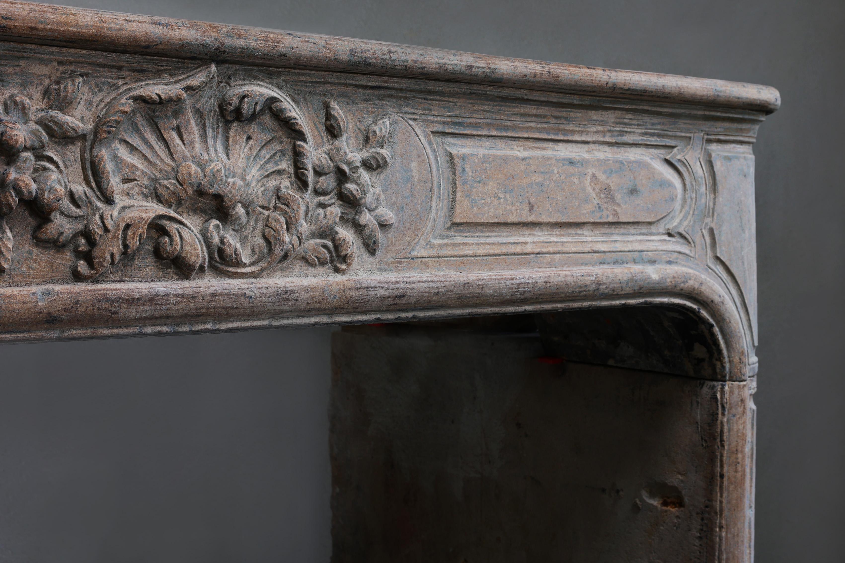 Antique mantle surround of French limestone from the 19th century In Good Condition For Sale In Made, NL