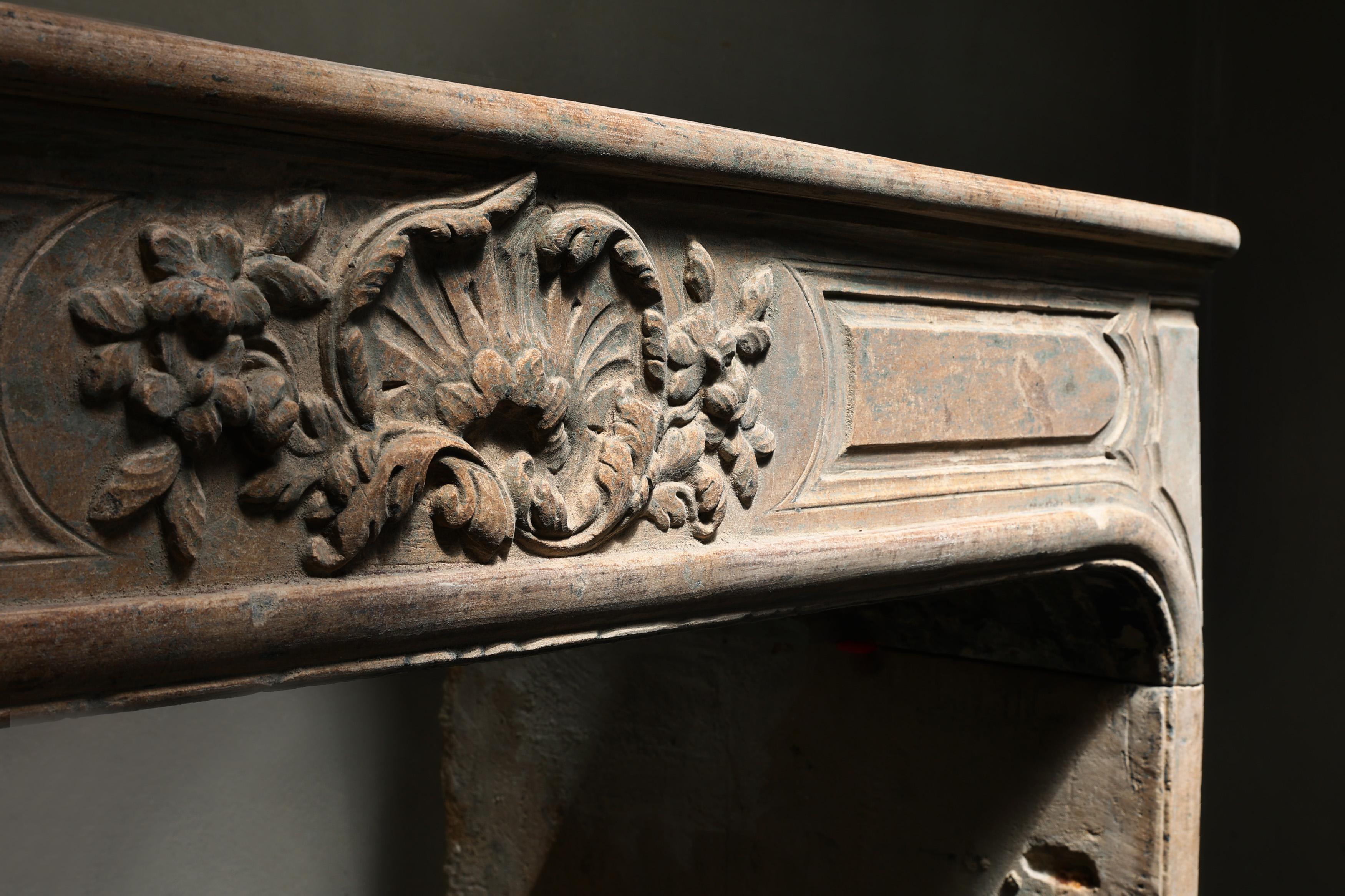 Antique mantle surround of French limestone from the 19th century For Sale 1