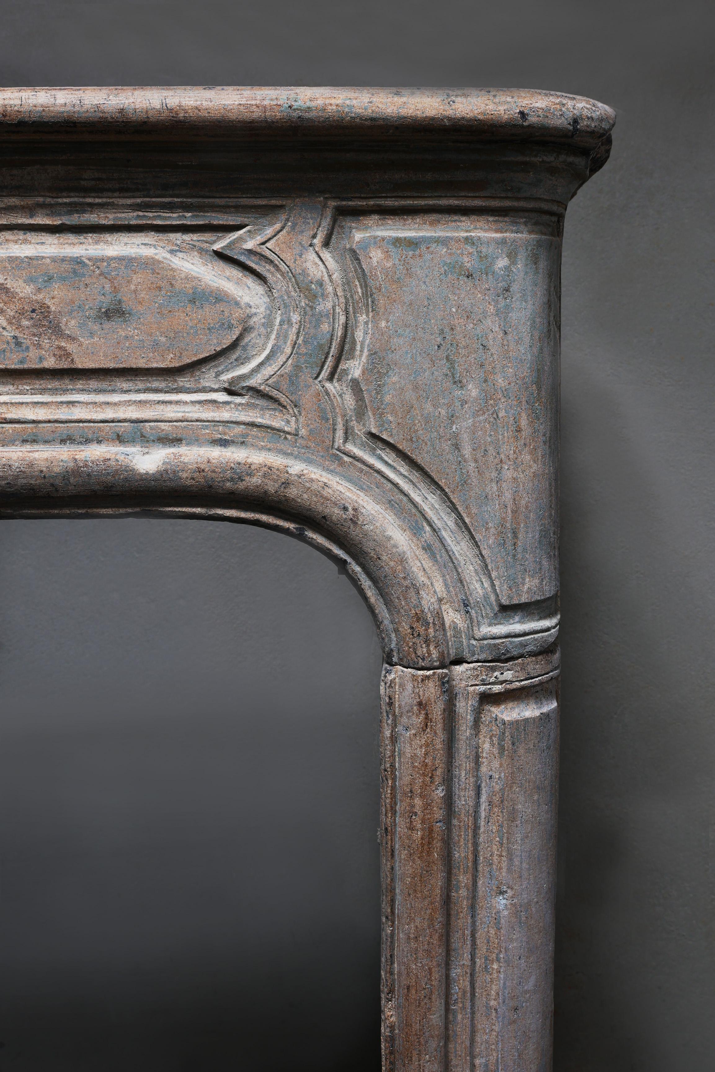 Antique mantle surround of French limestone from the 19th century For Sale 2