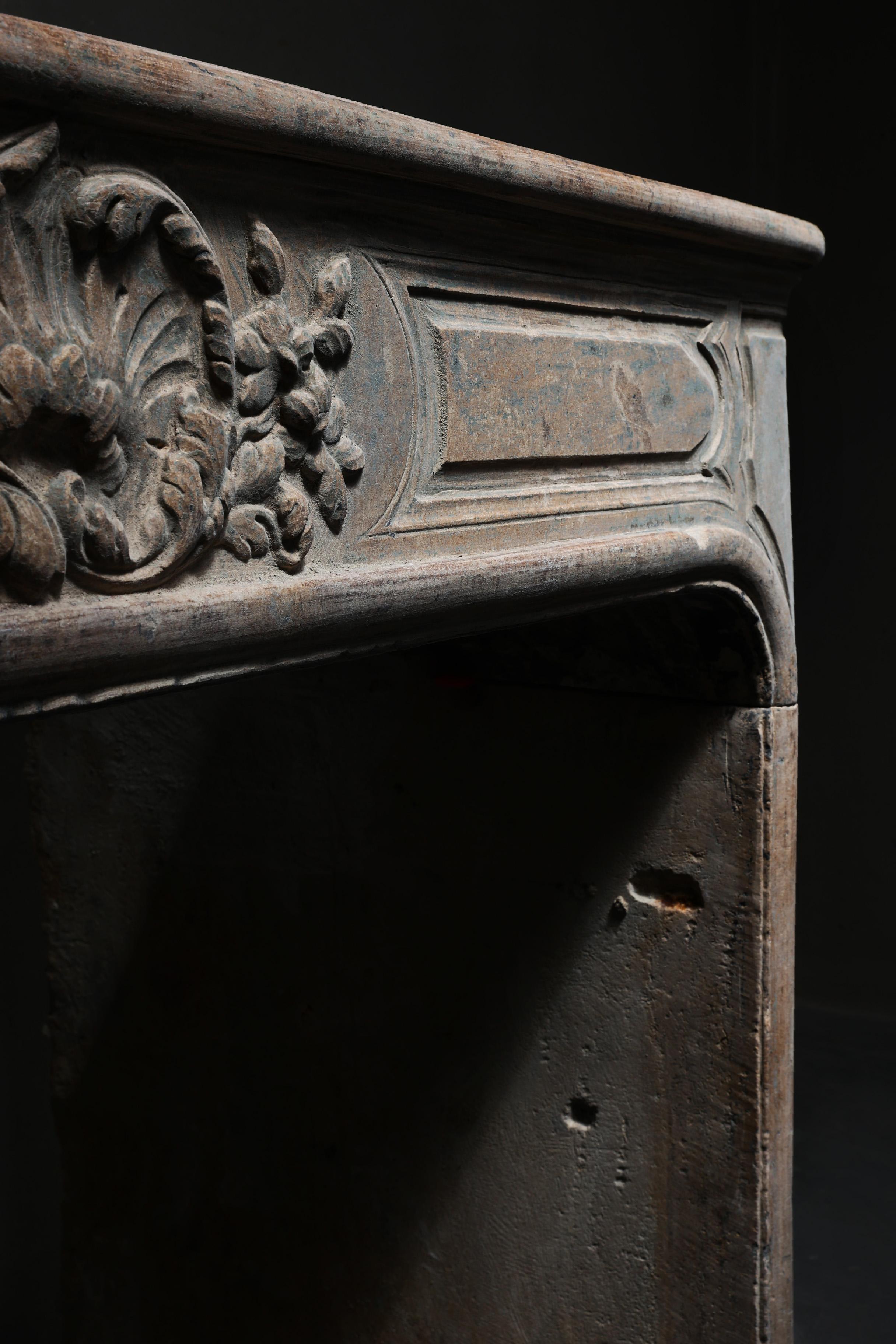 Antique mantle surround of French limestone from the 19th century For Sale 4