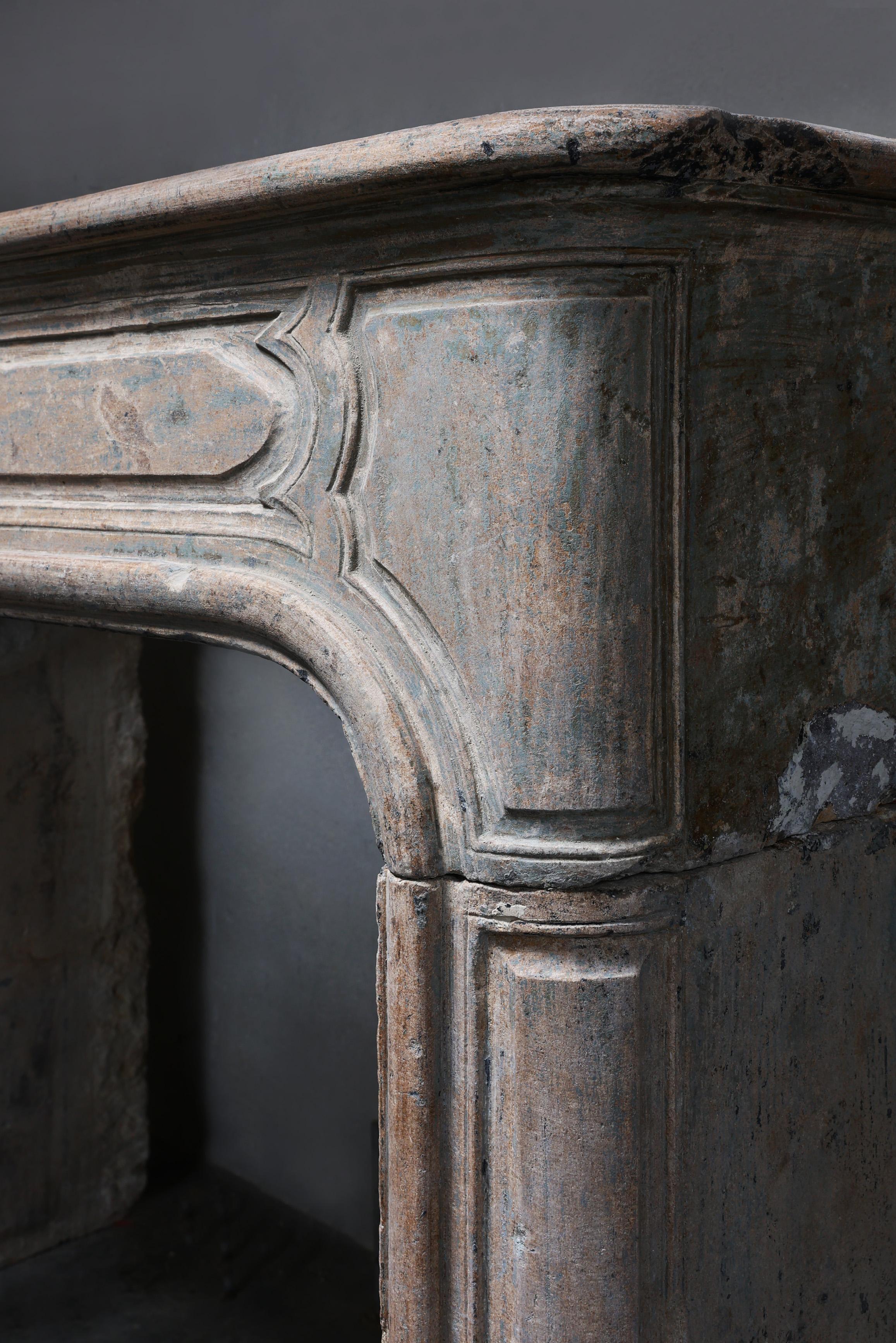 Antique mantle surround of French limestone from the 19th century For Sale 3