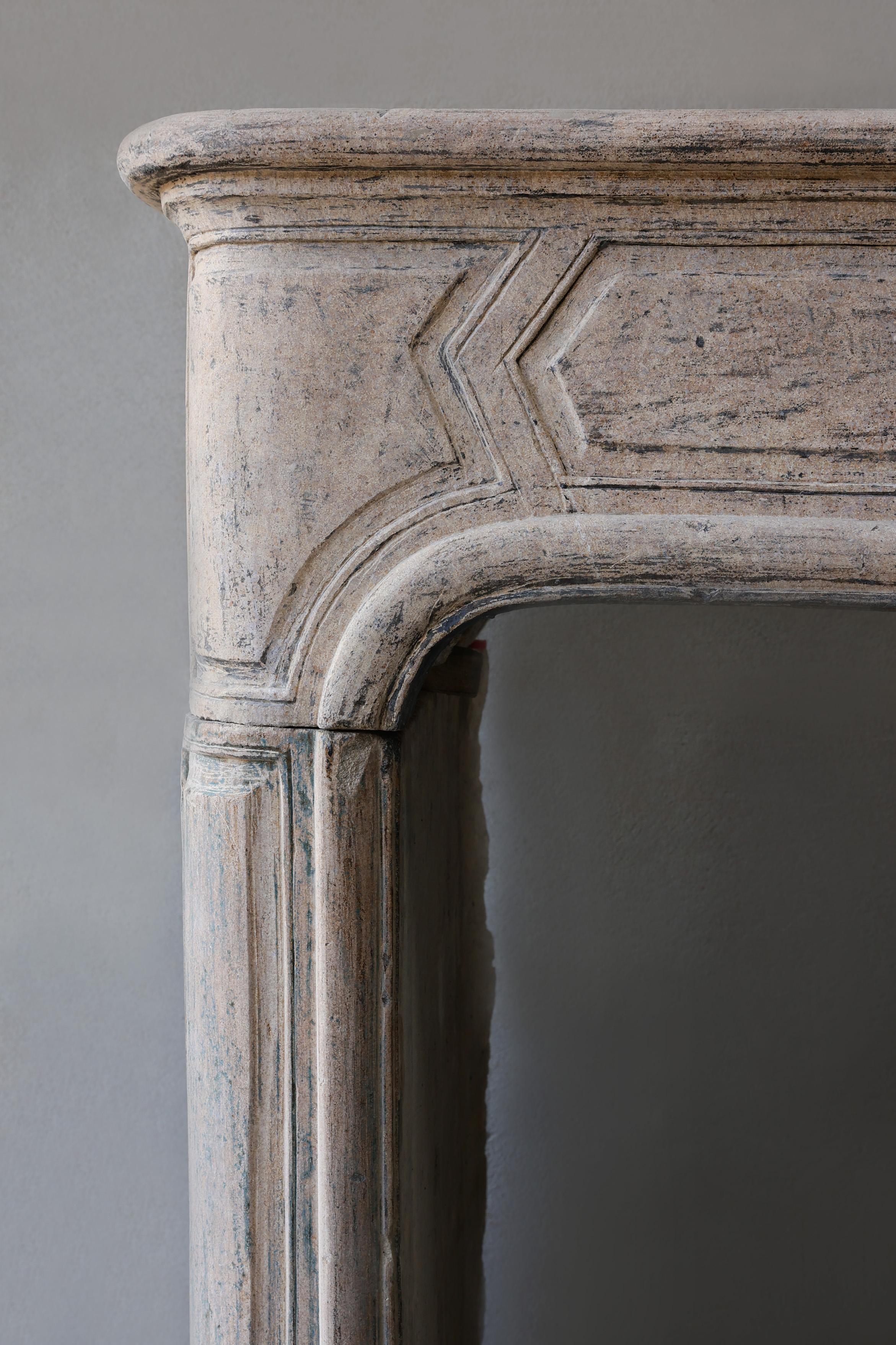 Antique mantle surround of French limestone from the 19th century, Louis XIV For Sale 4