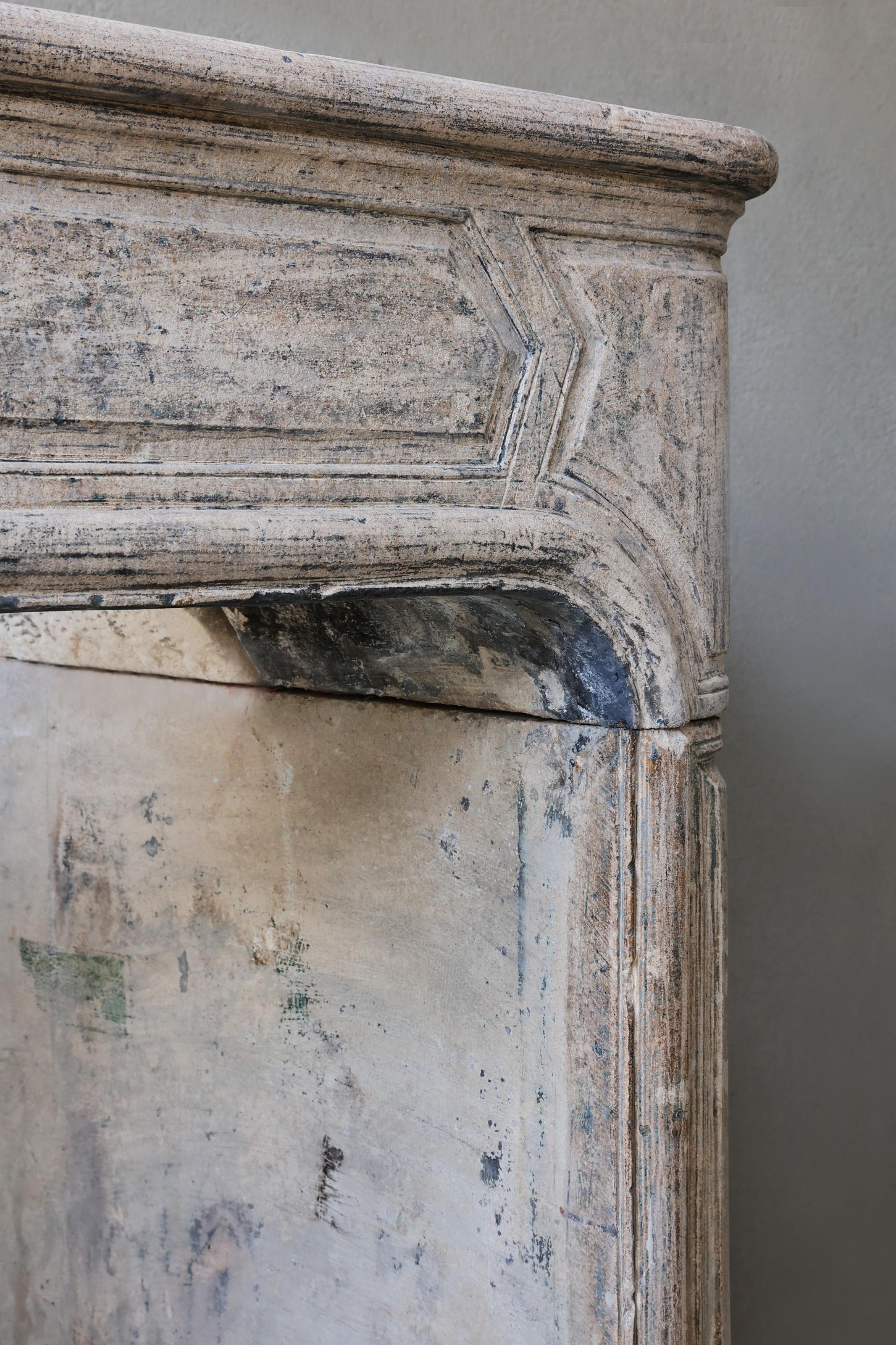Antique mantle surround of French limestone from the 19th century, Louis XIV For Sale 3