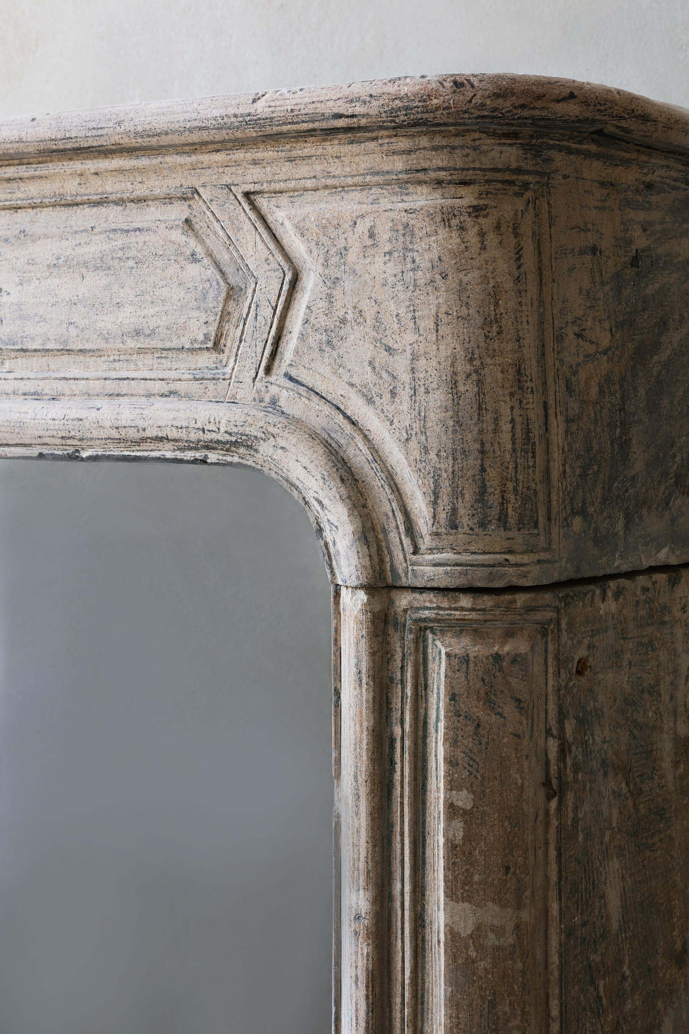 Antique mantle surround of French limestone from the 19th century, Louis XIV For Sale 2