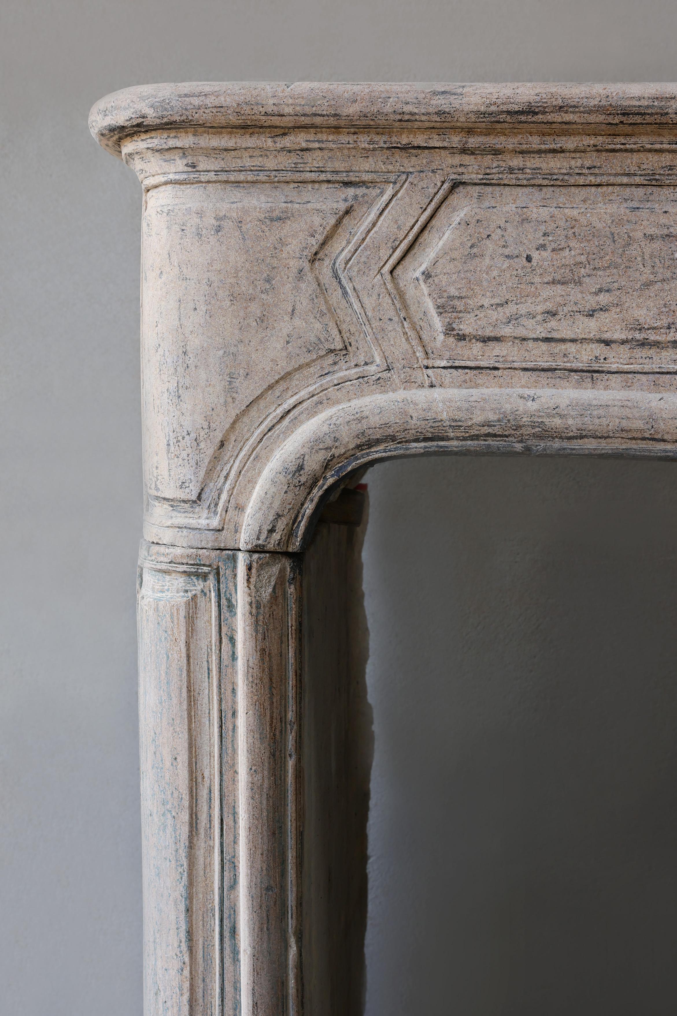 Antique mantle surround of French limestone from the 19th century, Louis XIV For Sale 7