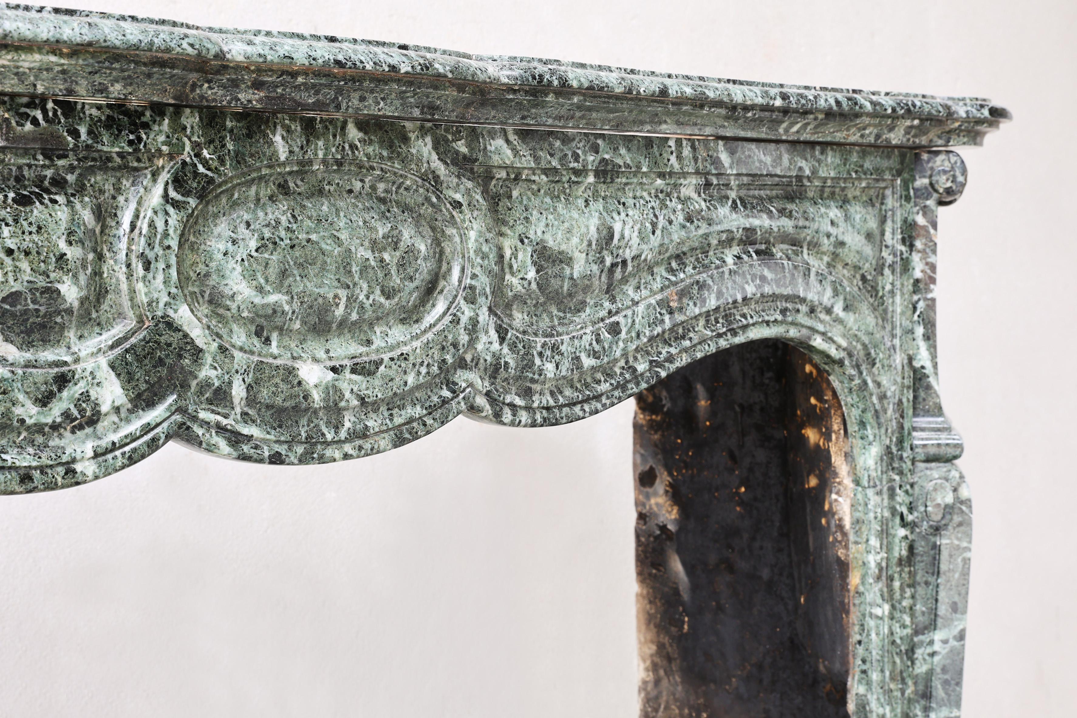 Antique marble fireplace In Good Condition For Sale In Made, NL