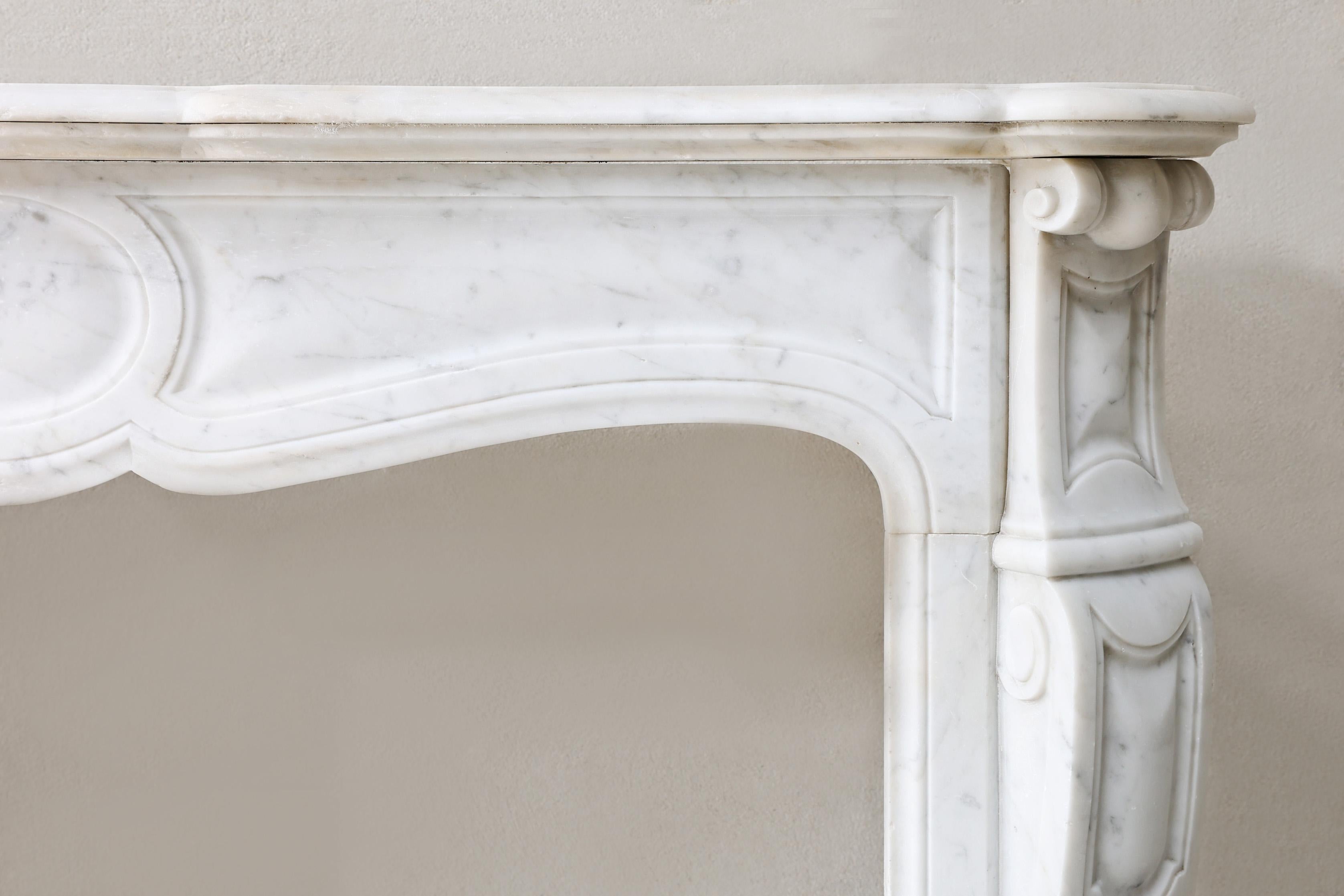 Altro Caminetto antico in marmo di Carrara in stile Pompadour, XIX secolo in vendita