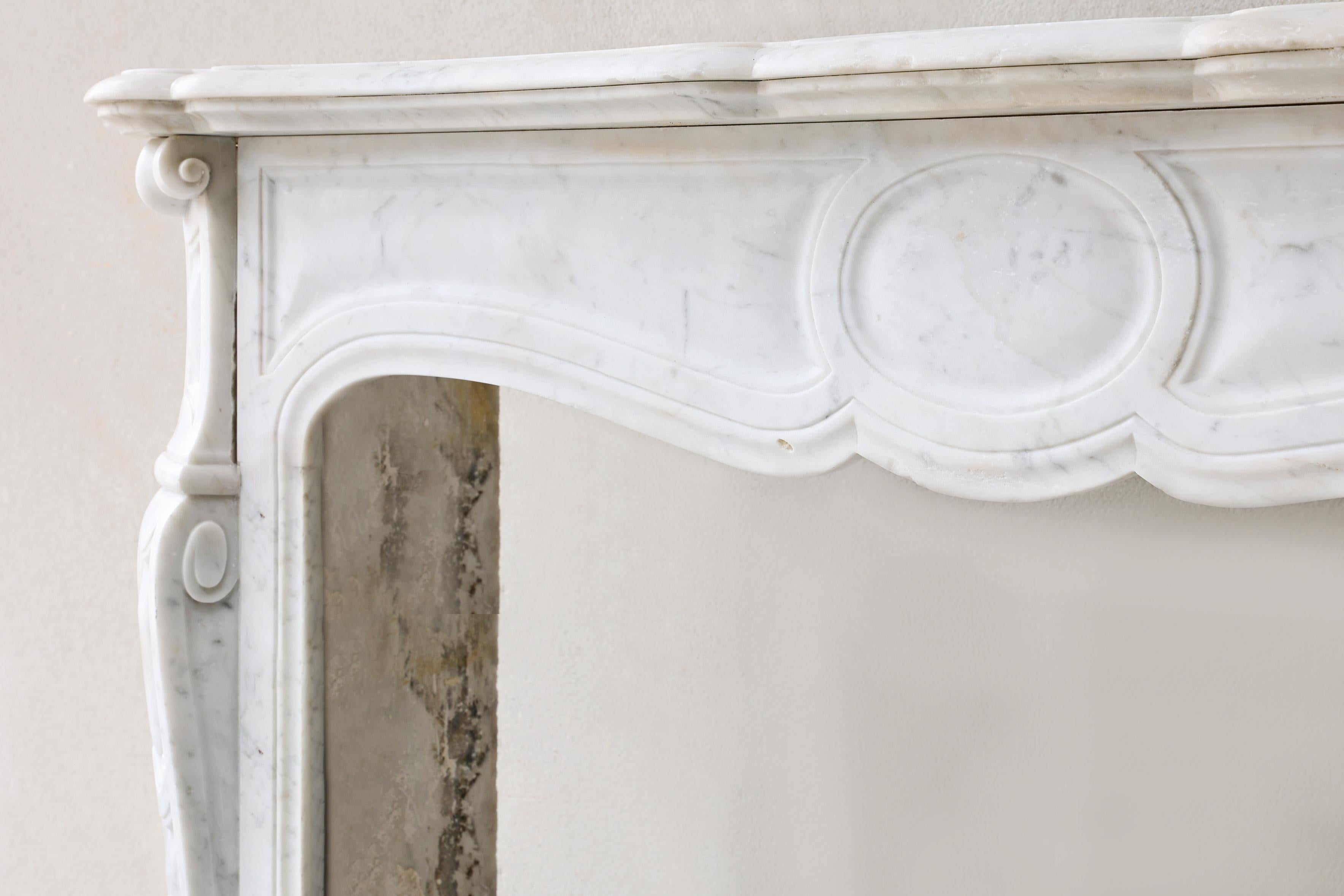 Marmo Caminetto antico in marmo di Carrara in stile Pompadour, XIX secolo in vendita