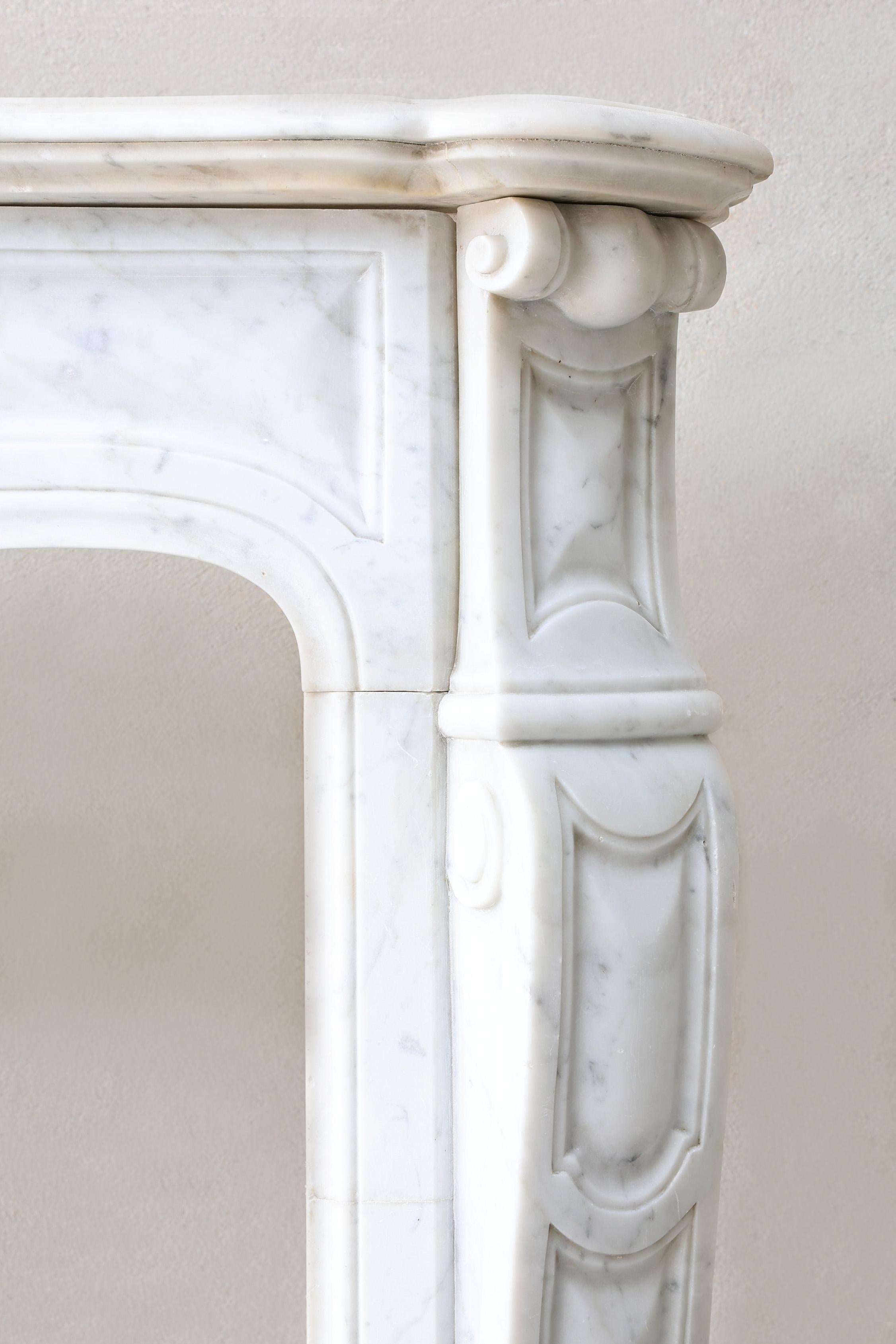 Caminetto antico in marmo di Carrara in stile Pompadour, XIX secolo in vendita 1