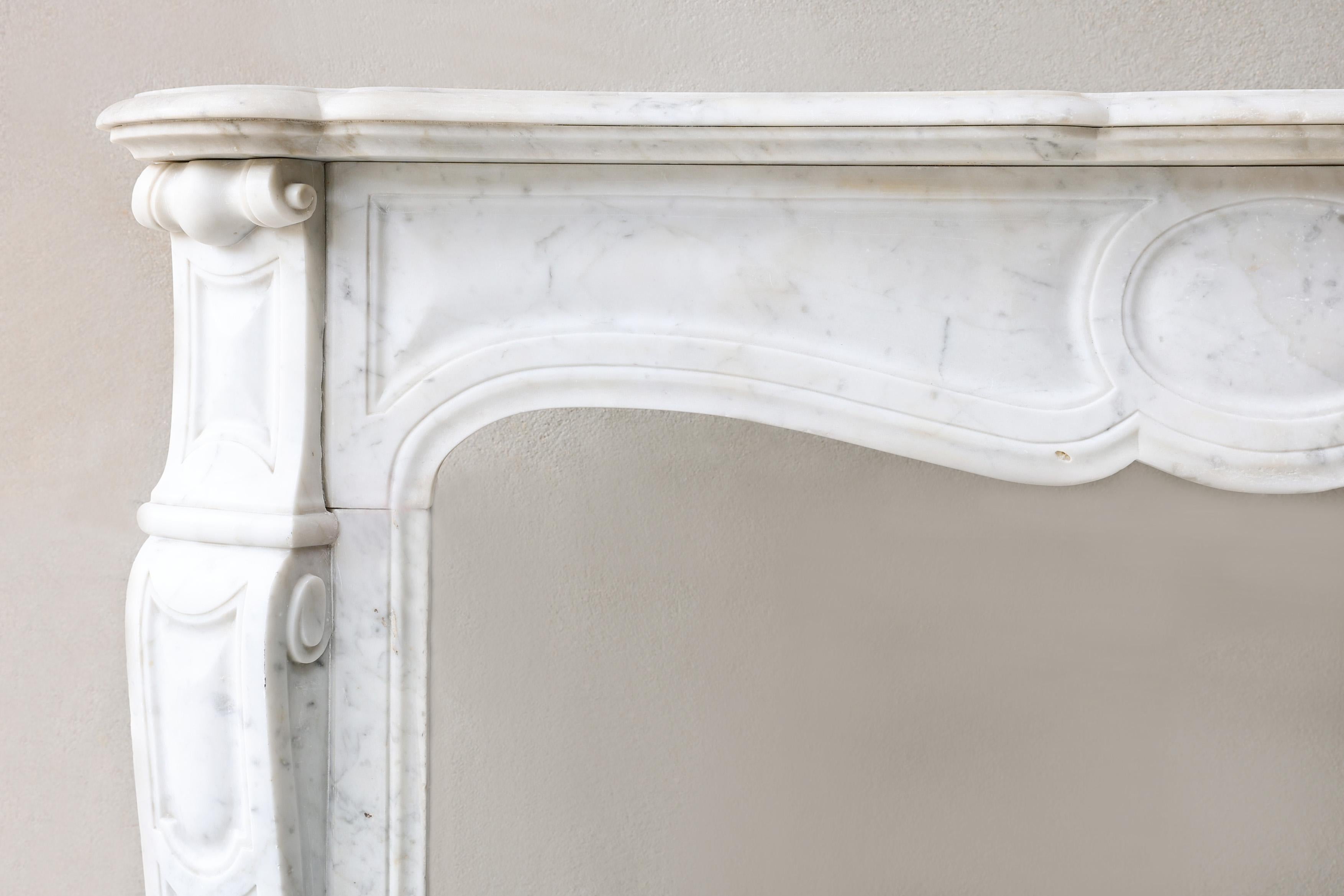 Caminetto antico in marmo di Carrara in stile Pompadour, XIX secolo In condizioni buone in vendita a Made, NL