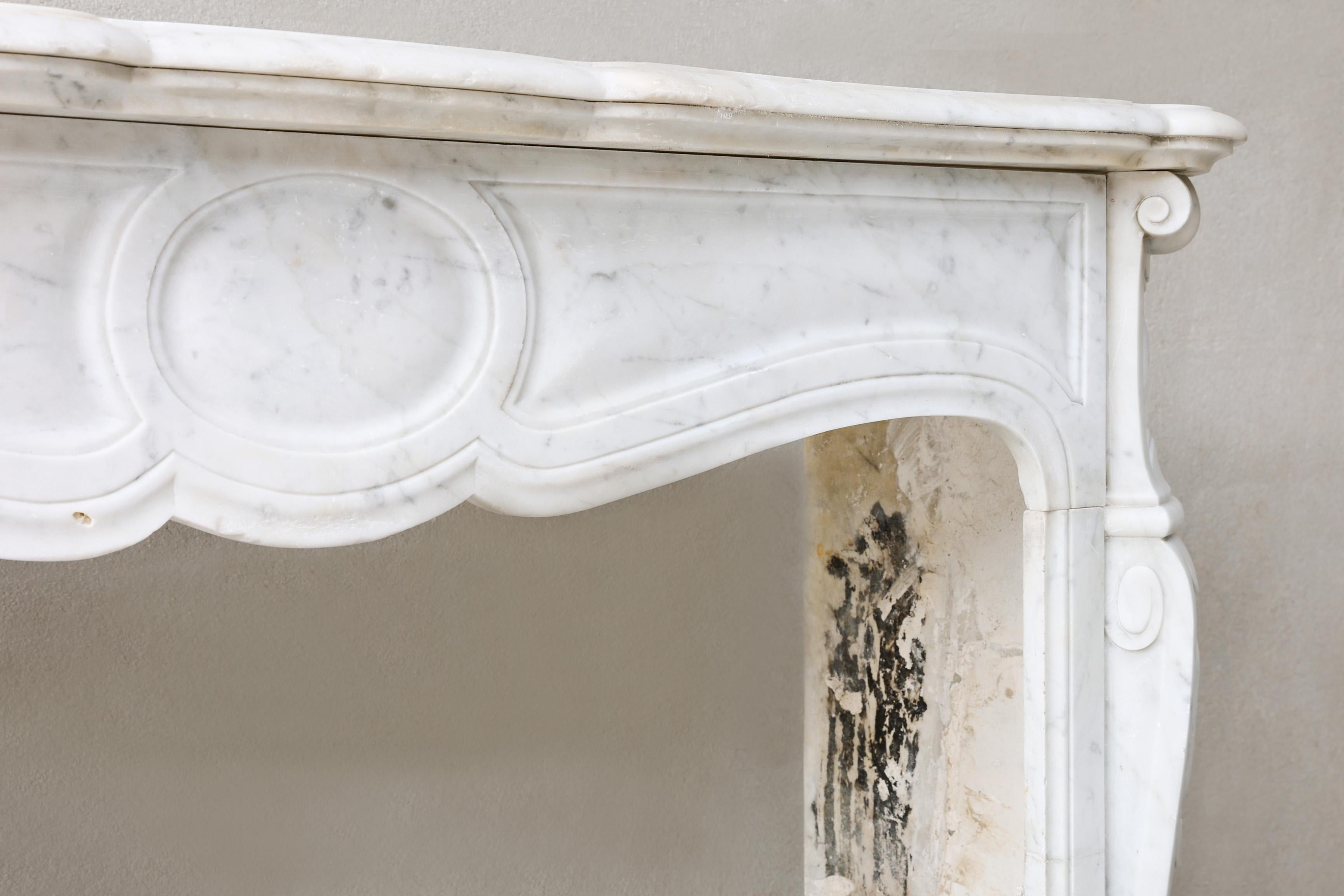 Francese Caminetto antico in marmo di Carrara in stile Pompadour, XIX secolo in vendita