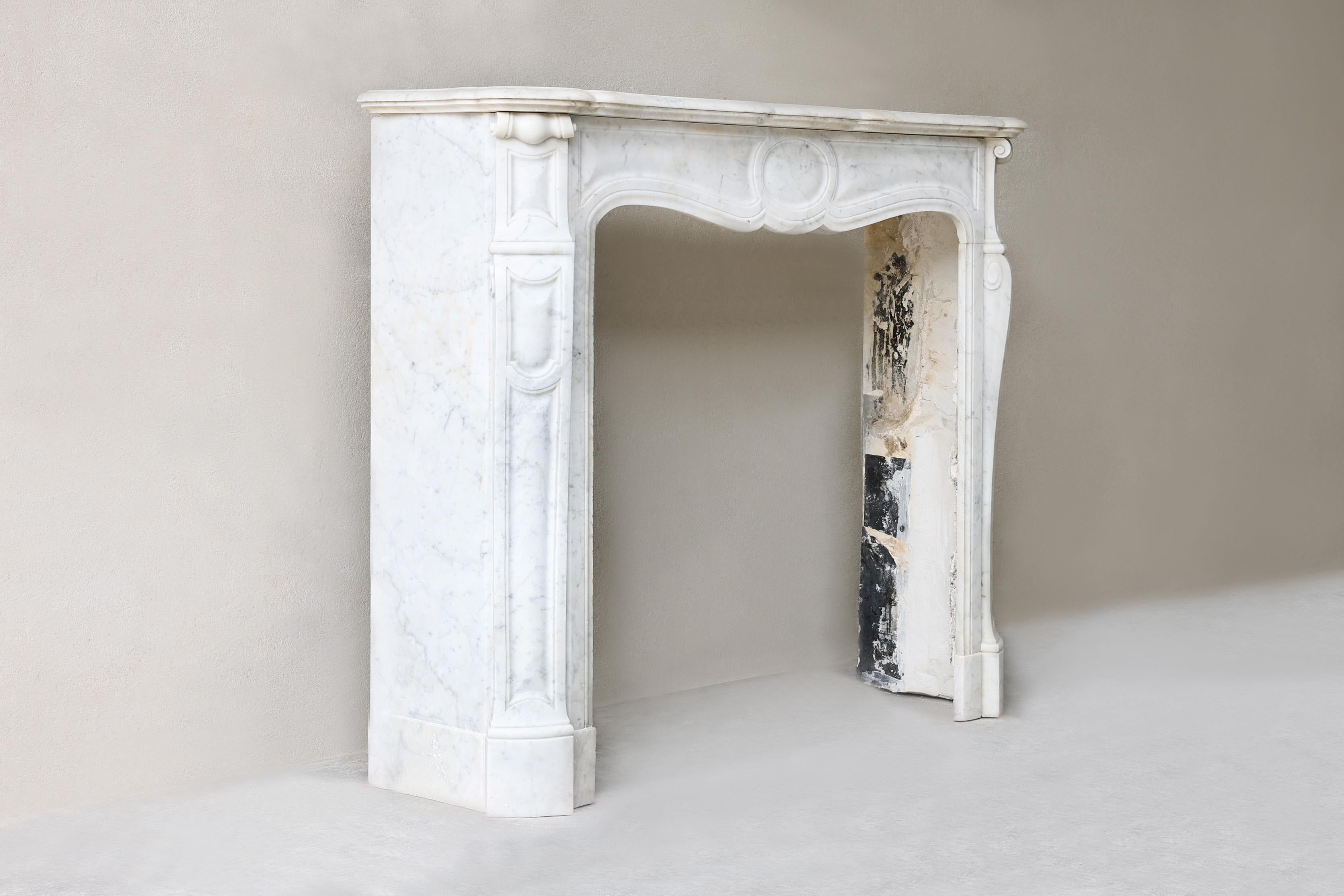 Questo elegante camino antico, realizzato in raffinato marmo di Carrara, proviene dalla Francia ed emana il fascino del XIX secolo. Con linee aggraziate e dettagli sottili, è un mobile di valore senza tempo che dona calore e atmosfera a qualsiasi
