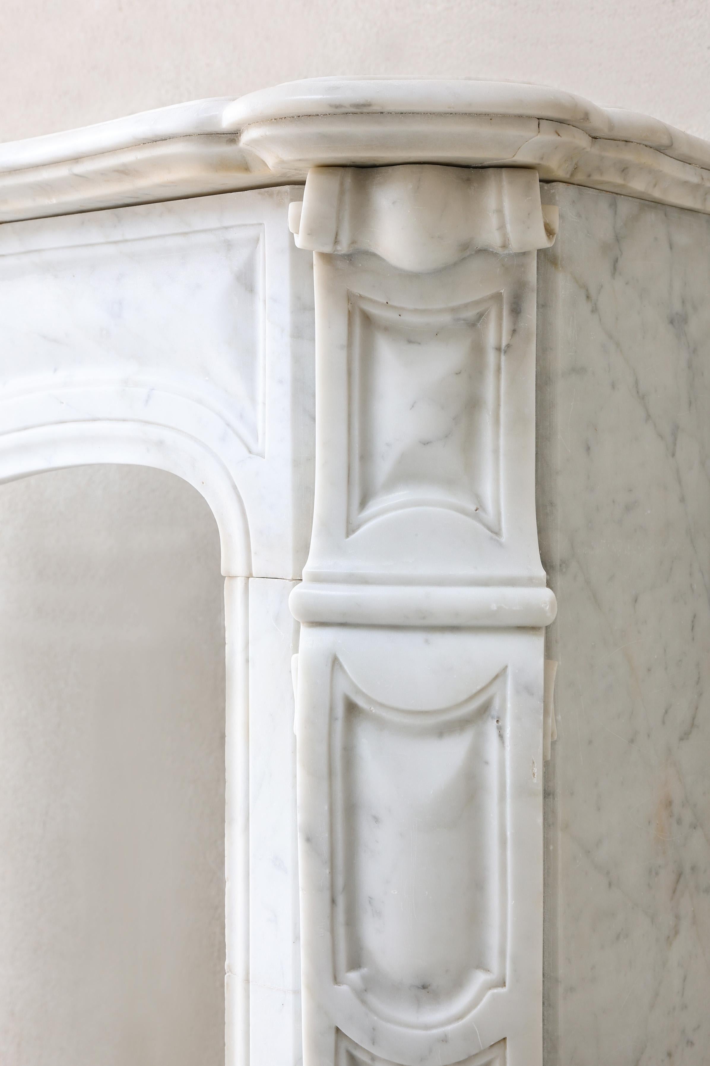 Caminetto antico in marmo di Carrara in stile Pompadour, XIX secolo in vendita 2